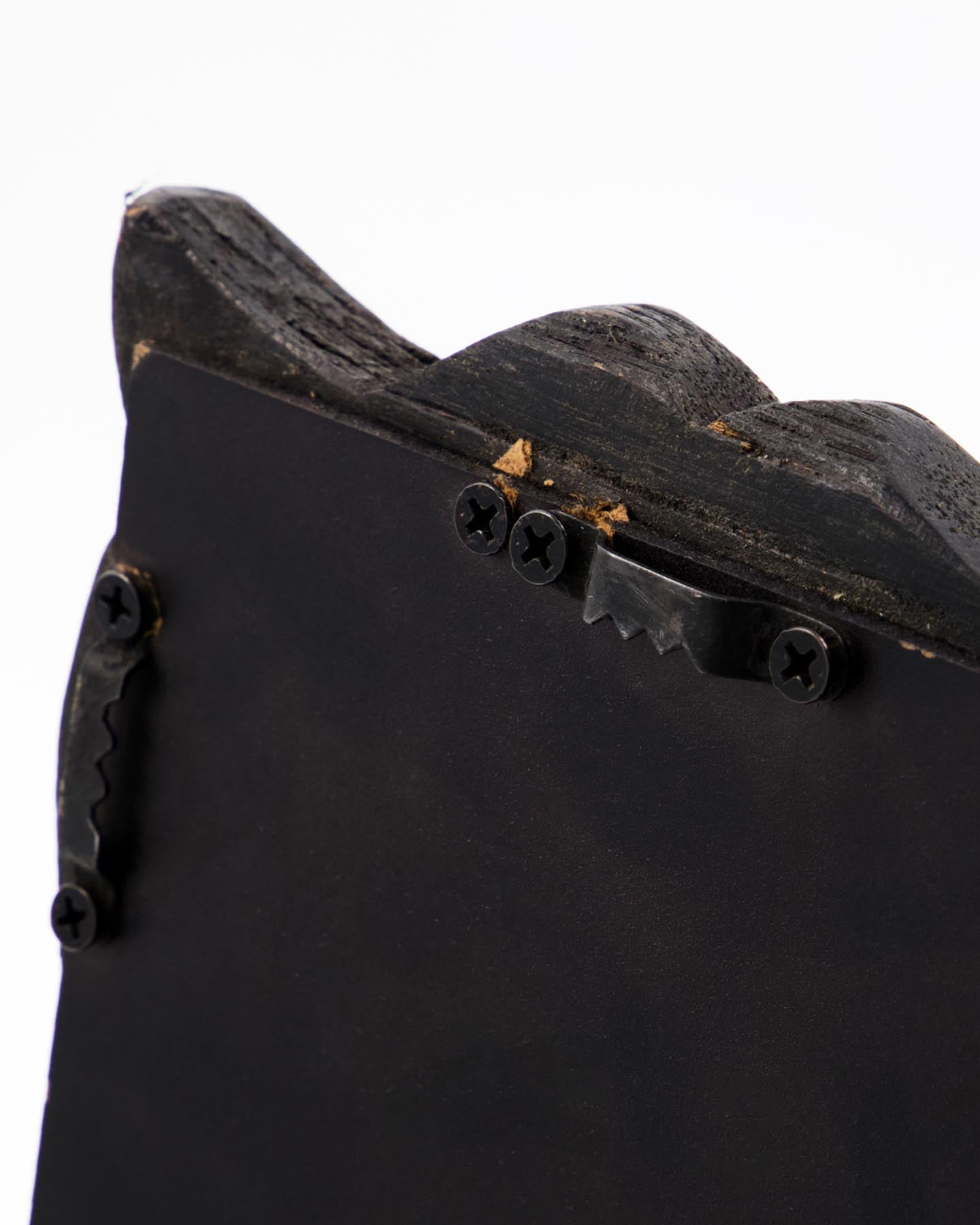 Entdecken Sie den HDCarve Spiegel in Braun von House Doctor – ein handgefertigtes Unikat aus recyceltem Holz, das jedem Raum Charakter und Stil verleiht.