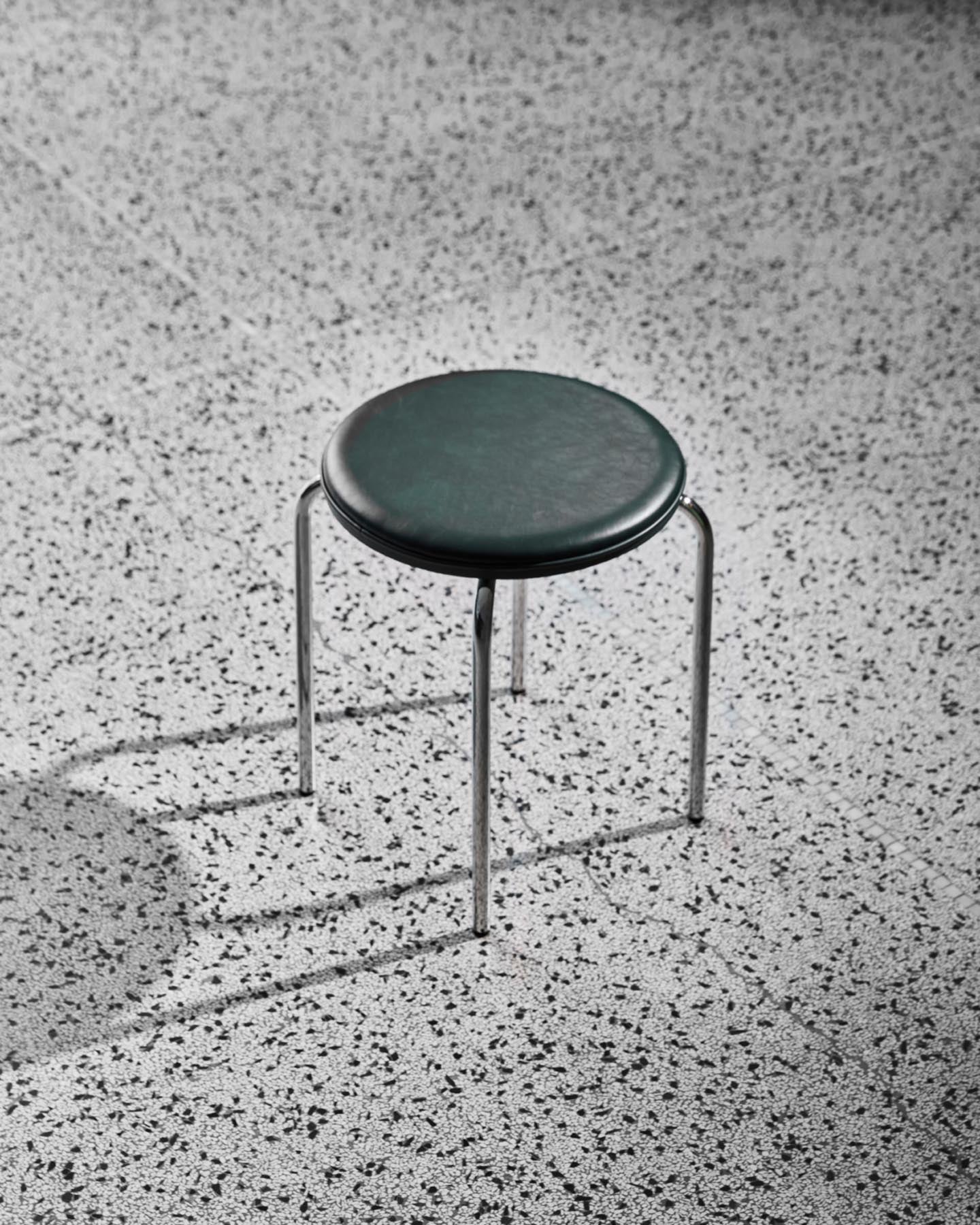 Entdecken Sie den eleganten Hocker HDComma in Dunkelgrün von House Doctor – vielseitig, stilvoll und perfekt für jedes Zuhause.