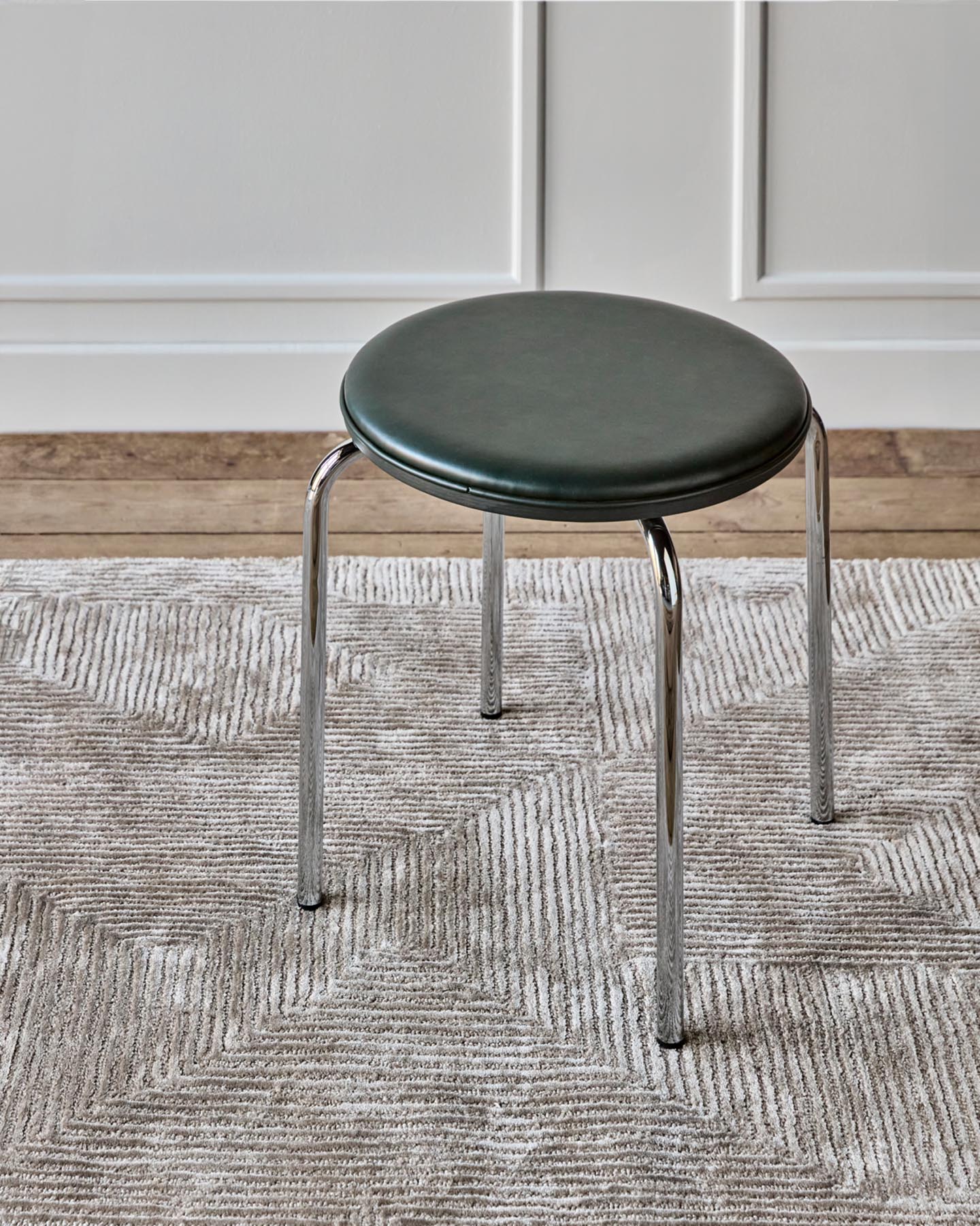 Erleben Sie den Hocker HDComma in Dunkelgrün von House Doctor – ein elegantes, flexibles Möbelstück, das jedem Raum einen modernen Akzent verleiht.