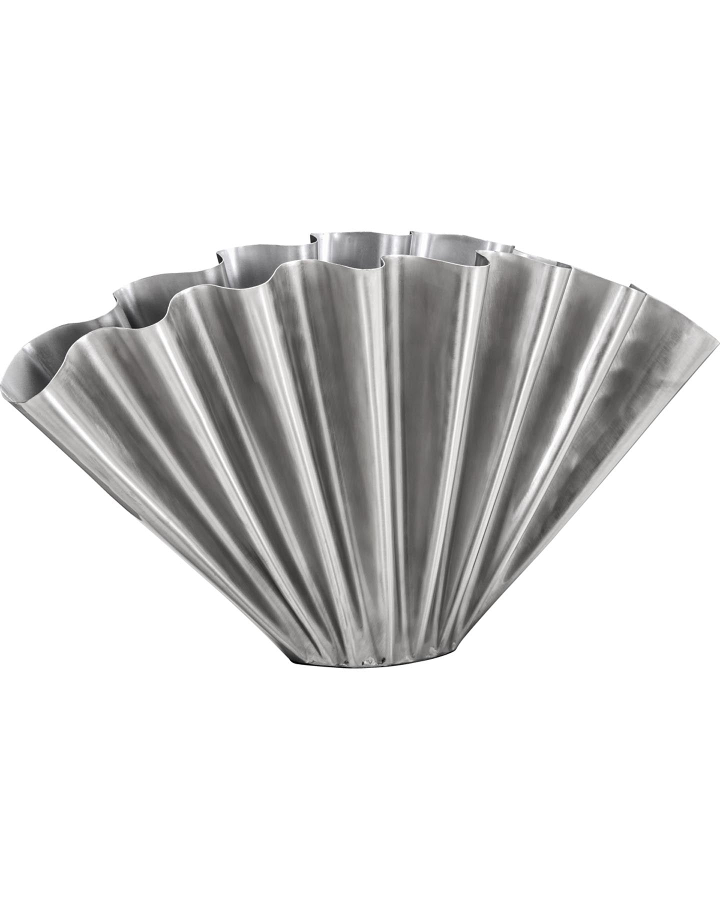 Verleihen Sie Ihrem Zuhause mit der einzigartigen Vase HDFlood von House Doctor einen modernen Touch. Ihr gebürstetes Silber-Finish und die gewellte Form setzen stilvolle Akzente.