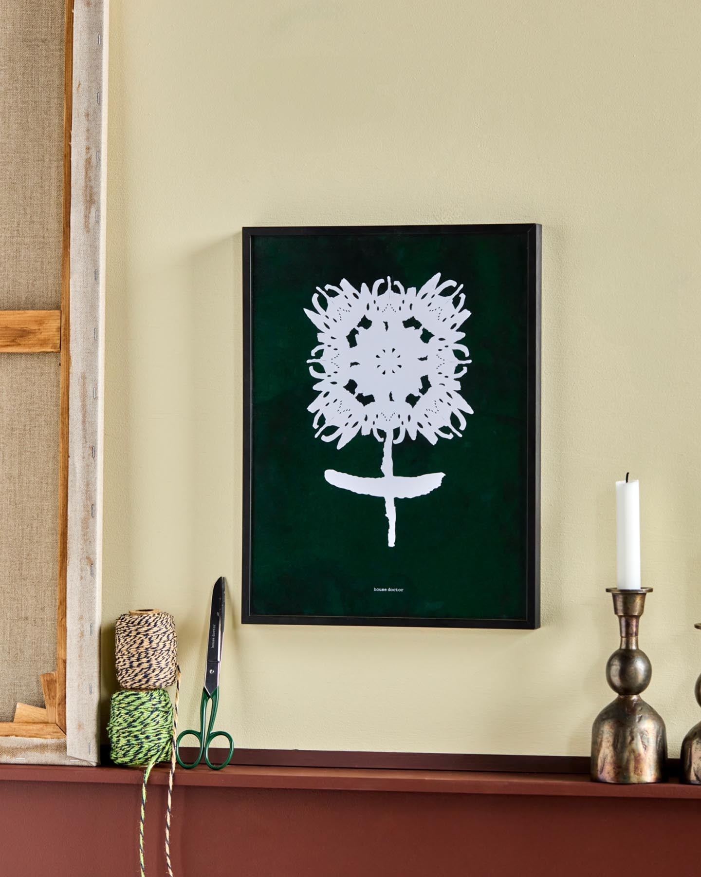 Entdecken Sie das Wandobjekt HDTale von House Doctor in Dunkelgrün und Weiß. Ein stilvolles, florales Design für Ihre Wände.