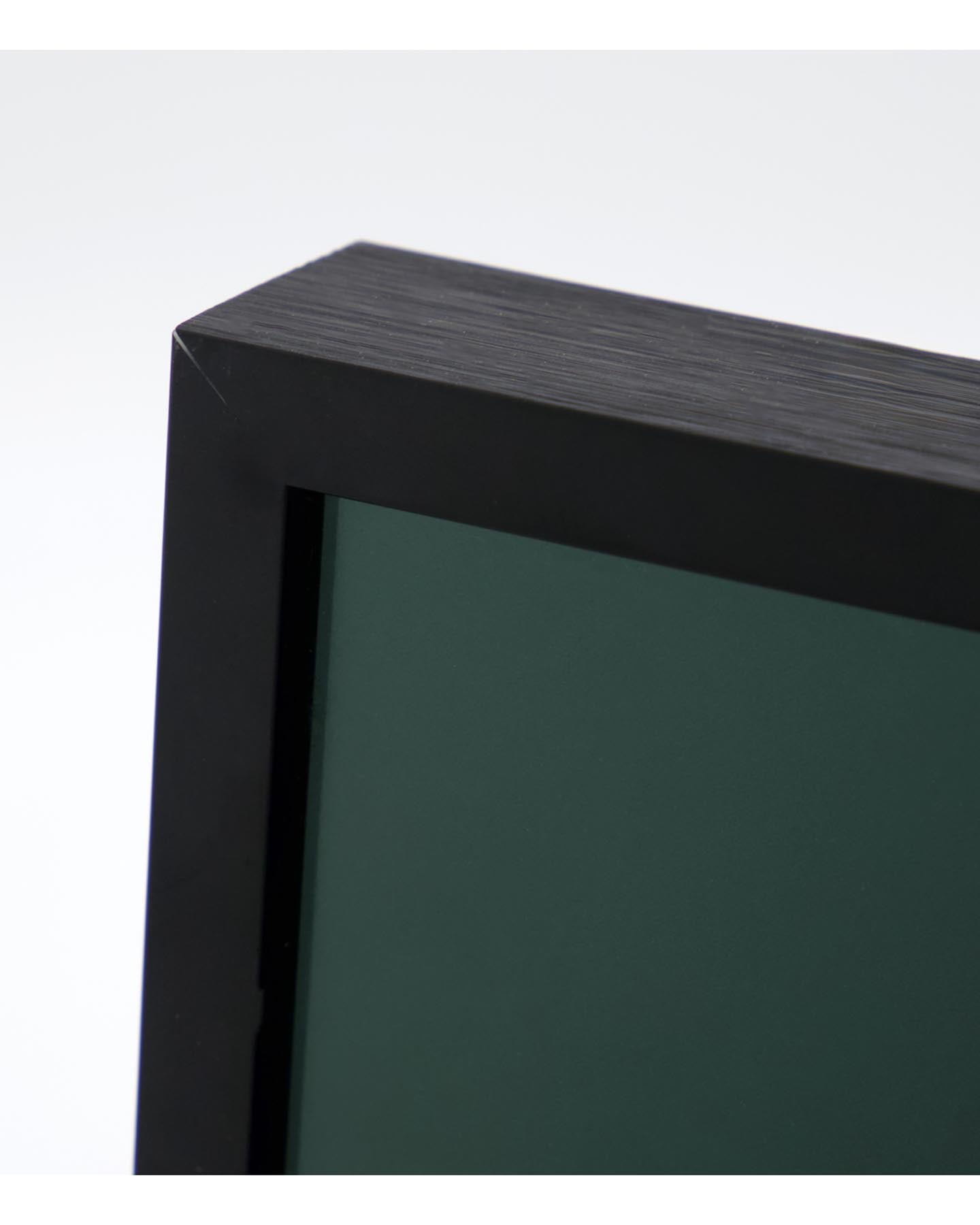 Verleihen Sie Ihrem Raum mit dem Wandobjekt HDTale von House Doctor in Dunkelgrün und Weiß einen künstlerischen Akzent. Modern und elegant!