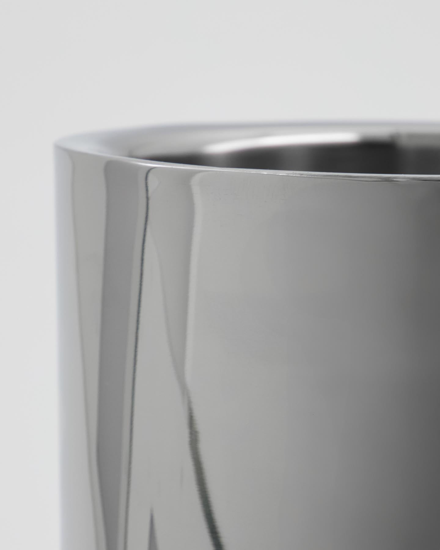 Stilvoller Eiskübel HDKett von House Doctor aus robustem Edelstahl mit edlem Silber-Finish – perfekt für erfrischende Getränke und besondere Anlässe.