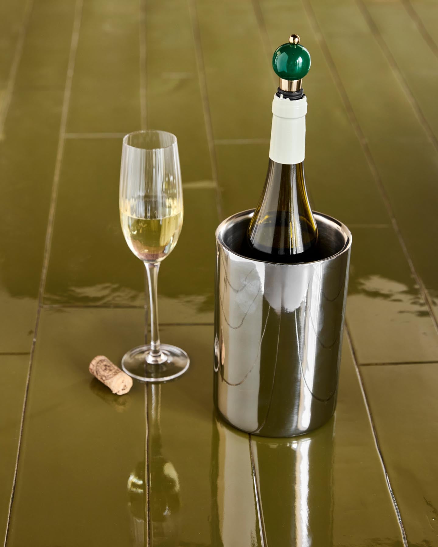 Eleganter Weinkühler HDKett von House Doctor im glänzenden Silber-Finish. Ideal für stilvolle Anlässe und perfekte Weinpräsentation.