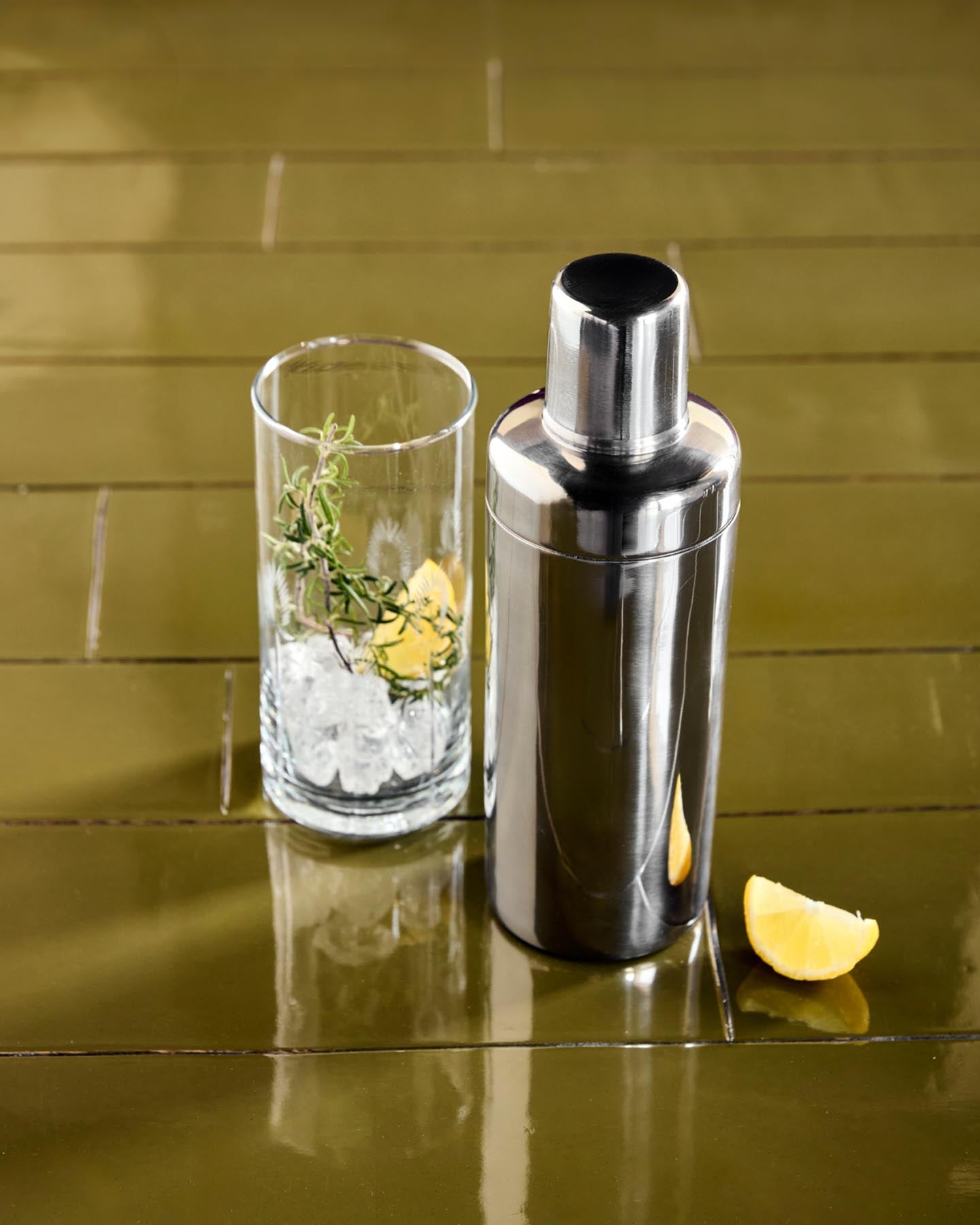 Eleganter Mixbecher HDKett von House Doctor mit luxuriösem Silber-Finish – das perfekte Accessoire für stilvolle Cocktails in Ihrer Hausbar.