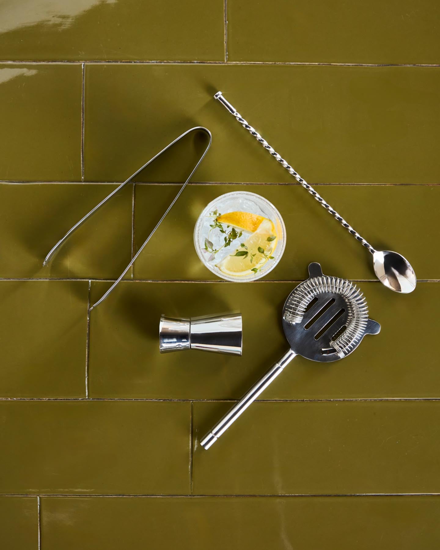 Erleben Sie mit dem Bar-Zubehör HDKett von House Doctor stilvolle Cocktails. Hochwertige Edelstahlwerkzeuge im eleganten Silber-Finish.