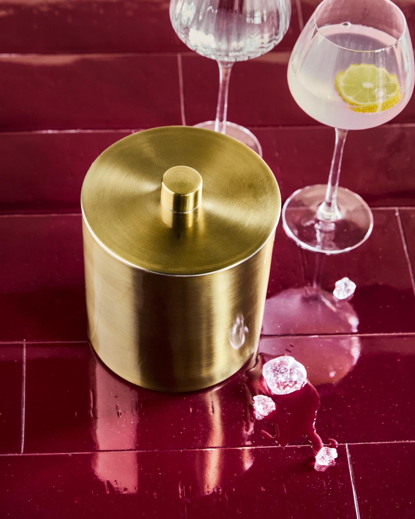 Eleganter Eiskübel HDKett von House Doctor mit antikem Messing-Finish. Ideal für stilvolle Drinks und ein Must-Have für jede Hausbar.