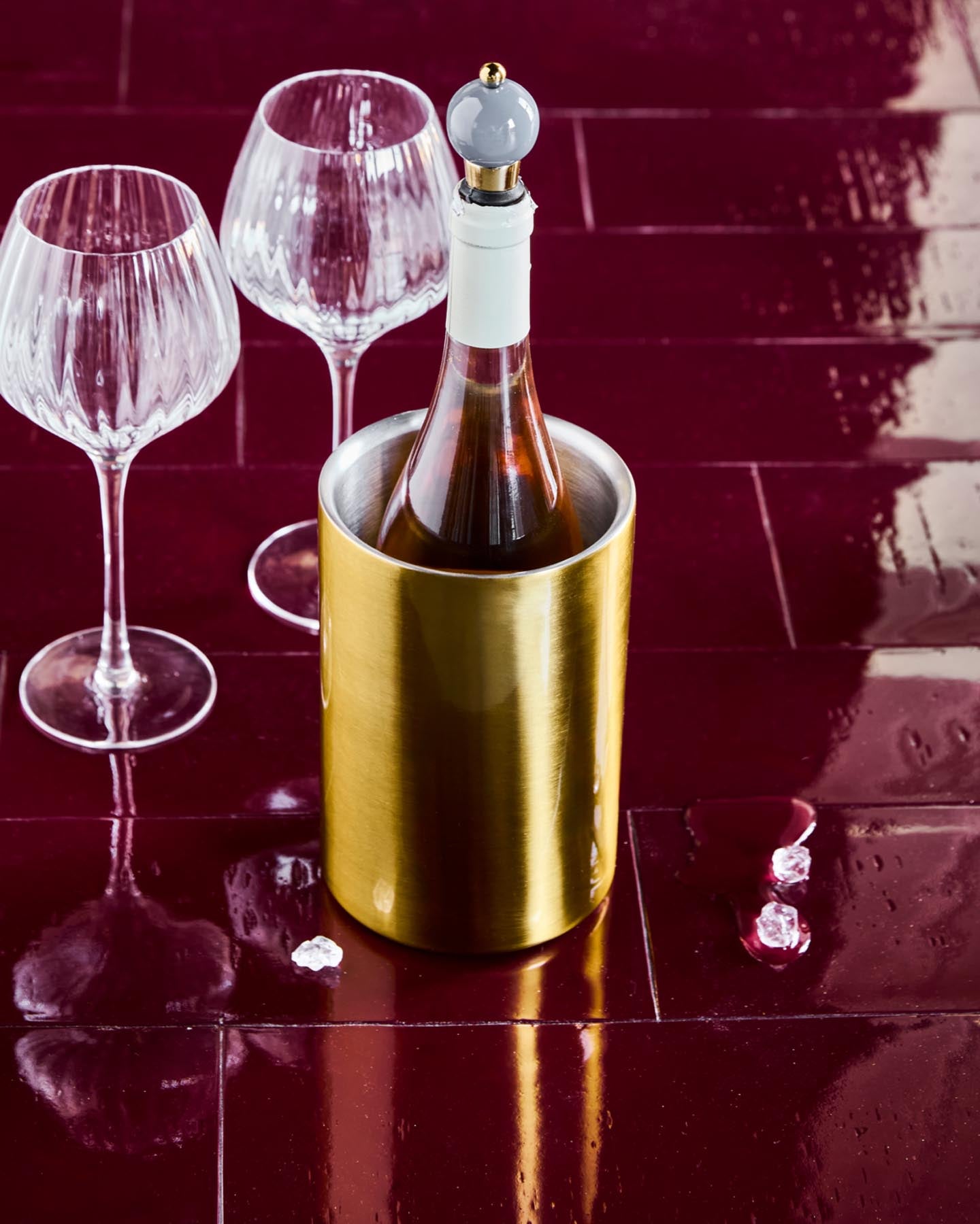 Eleganter Weinkühler HDKett von House Doctor mit antikem Messing-Finish. Ideal für stilvolle Anlässe und Ihre Hausbar.