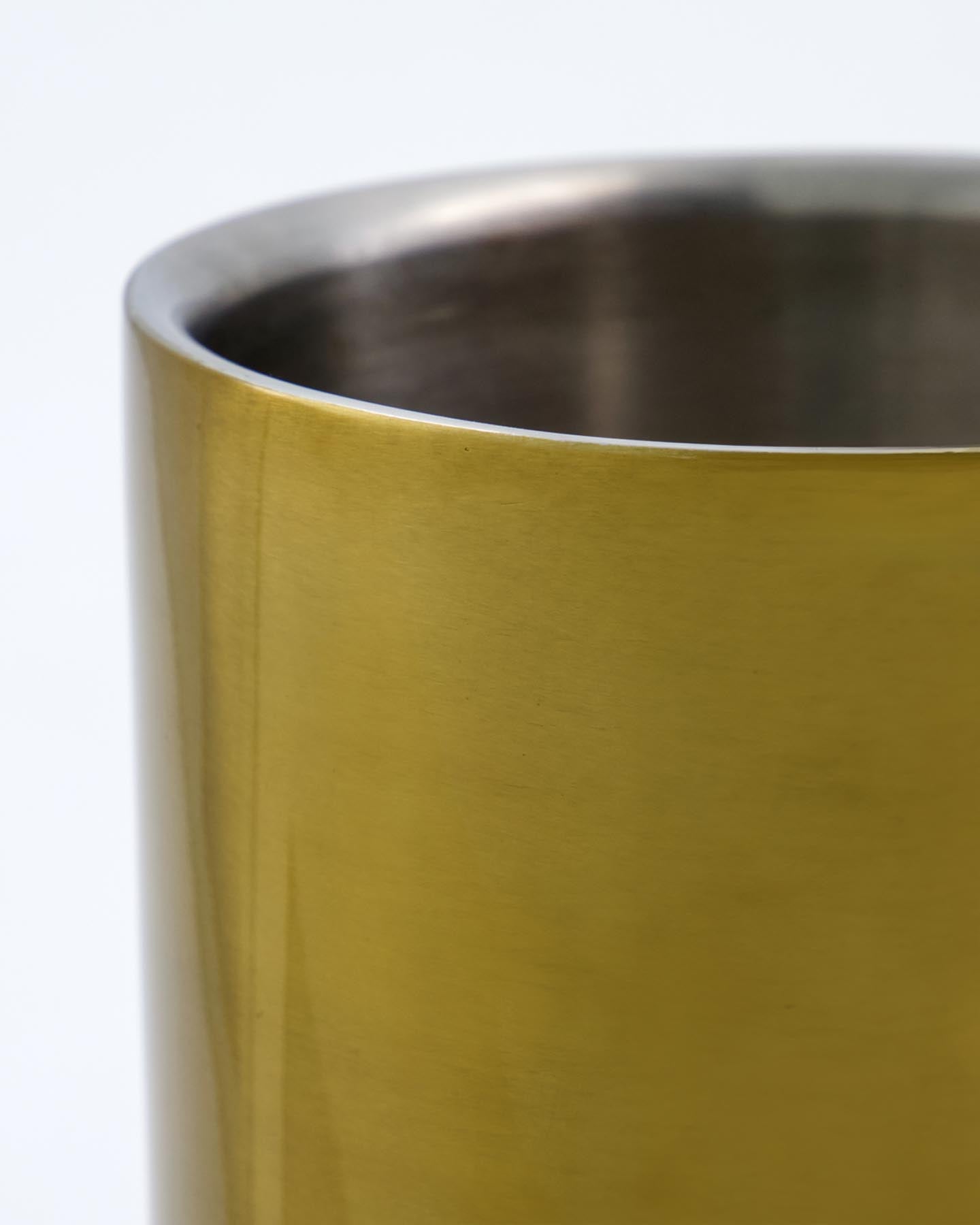 Stilvoller Weinkühler HDKett von House Doctor im antiken Messing-Finish. Perfekt für besondere Anlässe und als Blickfang auf Ihrem Esstisch.