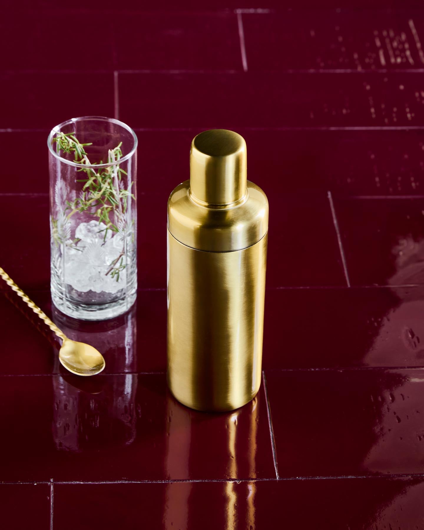 Stilvoller Mixbecher HDKett im antiken Messing-Finish von House Doctor – perfektes Accessoire für Ihre Hausbar und kreative Cocktailabende.