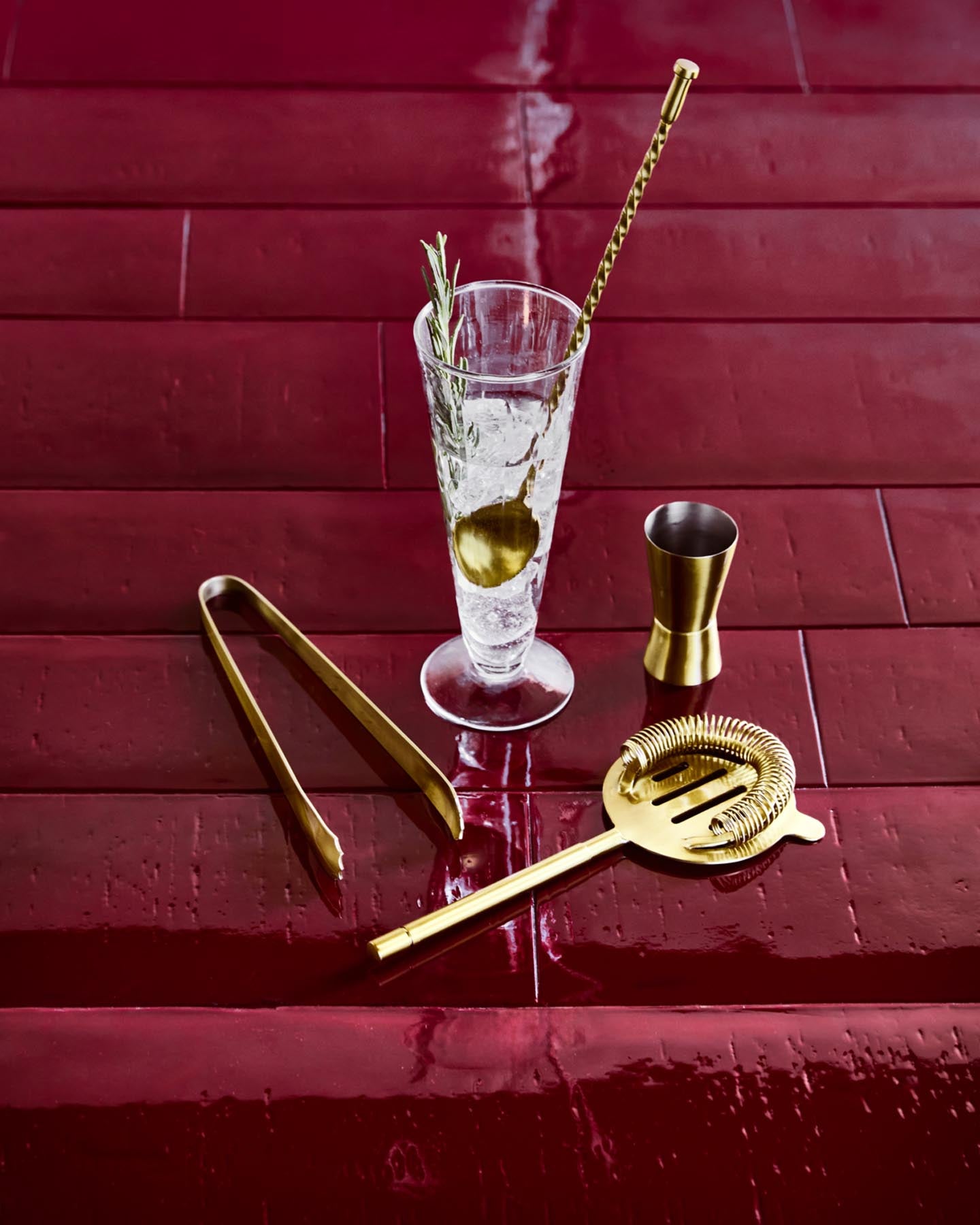 Verleihen Sie Ihrer Hausbar mit dem eleganten Bar-Zubehör HDKett von House Doctor im antiken Messing-Finish einen Hauch von Vintage-Charme.