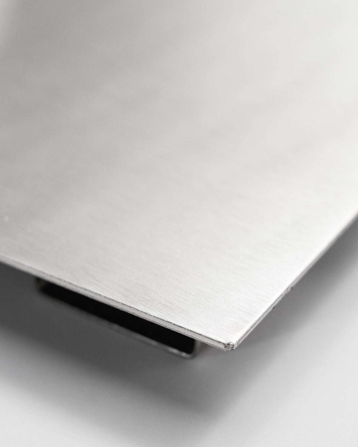 Rechteckige Eisentafel HDNema in gebürstetem Silber mit rauer Oberfläche