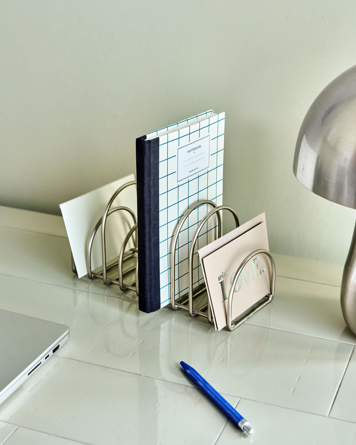 Eleganter Organizer in gebürstetem Silber-Finish von House Doctor, ideal für ein aufgeräumtes Büro und stilvolle Ablage.