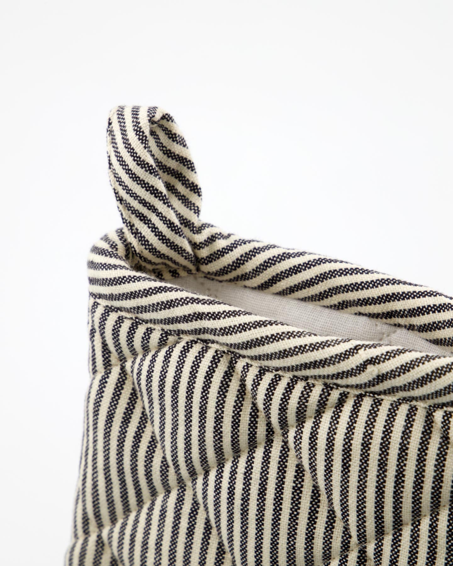 Sichern Sie sich die stilvollen Küchenhandschuhe HDChef in Dunkelgrau von House Doctor – perfekter Hitzeschutz und zeitlose Eleganz für Ihre Küche.