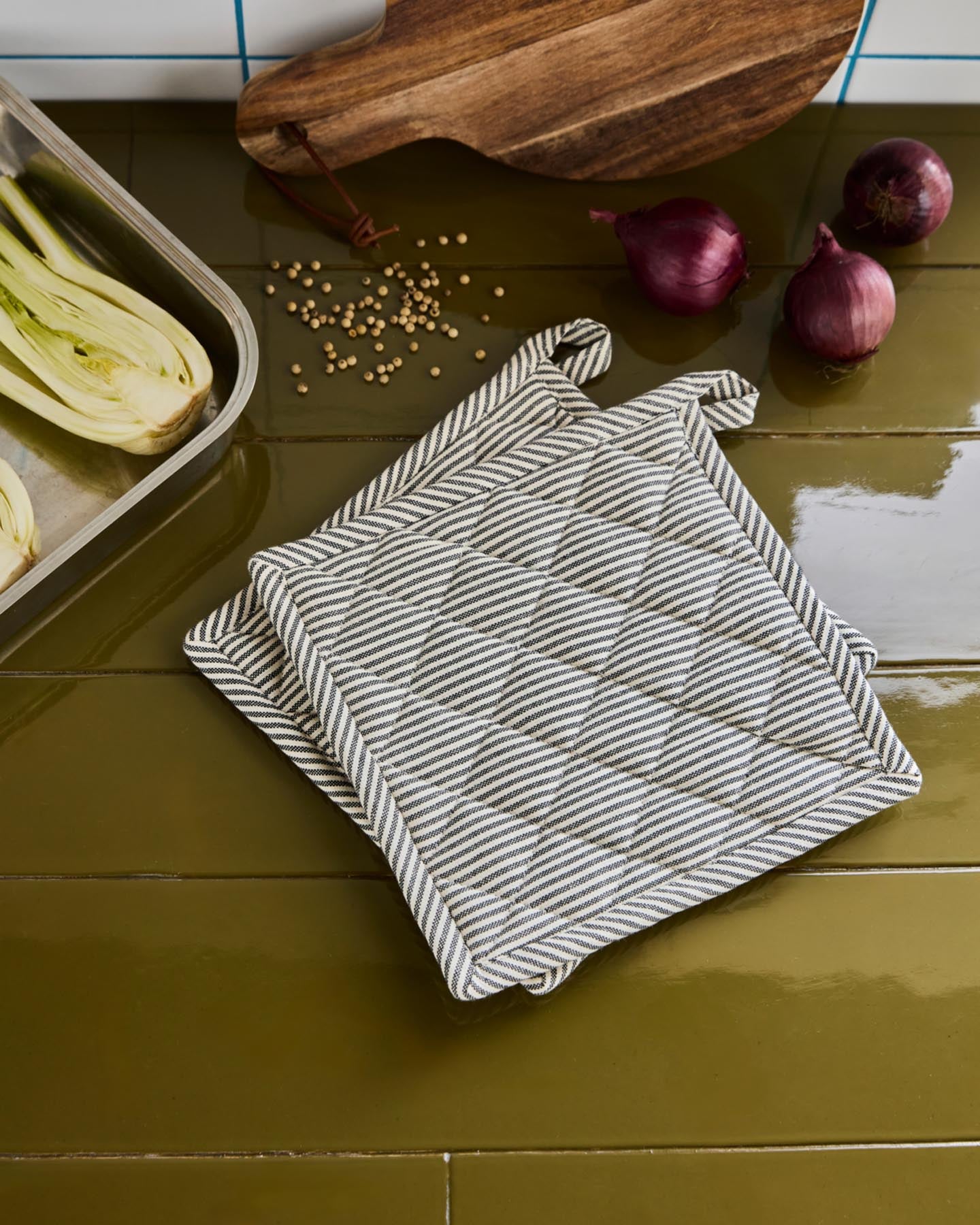 Entdecken Sie die eleganten Topflappen HDChef in Dunkelgrau von House Doctor – stilvoller Hitzeschutz für Ihre Küche, ideal für jeden Anlass.