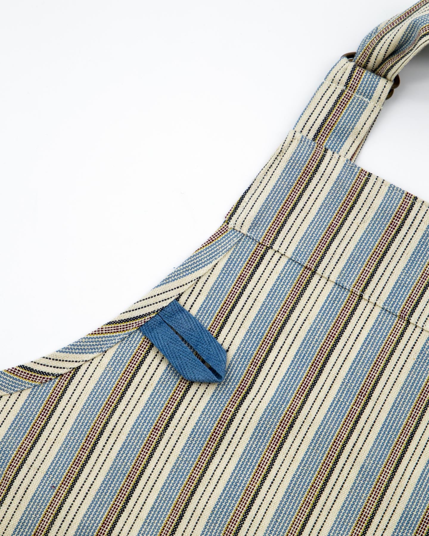 Verleihen Sie Ihrer Küche mit der HDCook Schürze von House Doctor in Blau und Sand einen Hauch von Eleganz. Praktisch und stilvoll zugleich!