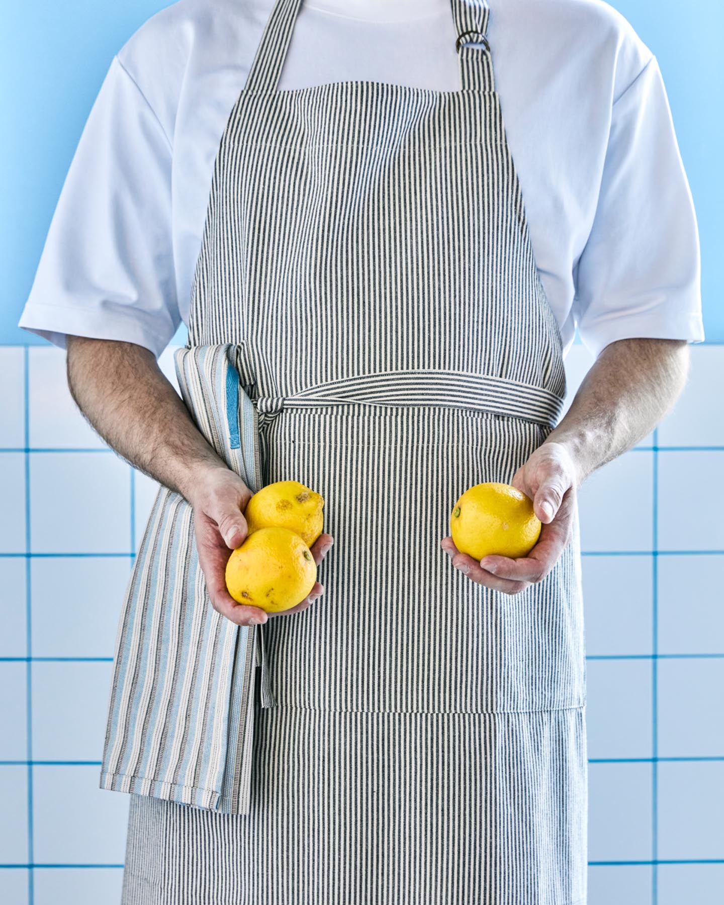 Entdecken Sie die elegante HDCook Schürze in Dunkelgrau von House Doctor – stilvoll, funktional und aus 100 % Baumwolle für höchsten Komfort.