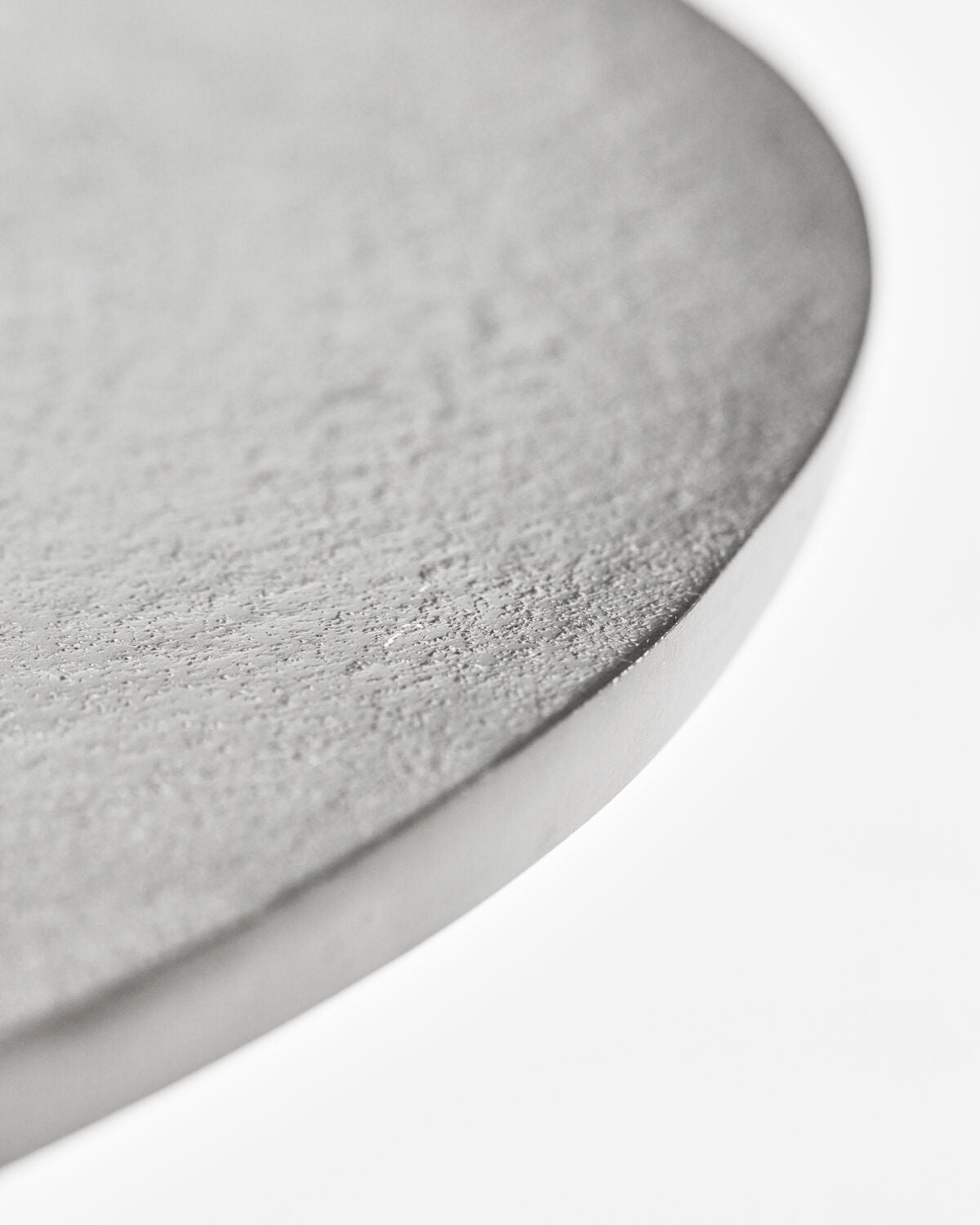 Moderner Beistelltisch mit schickem Silber-Finish von House Doctor, perfekt für zeitgemäße Wohnräume und als praktischer Ablageort.