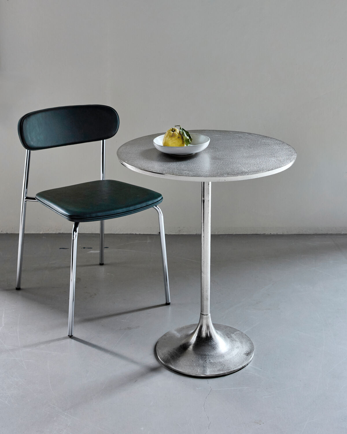 Eleganter Café-Tisch in Silber-Finish von House Doctor, ideal für stilvolle Essbereiche und gemütliche Zusammenkünfte.