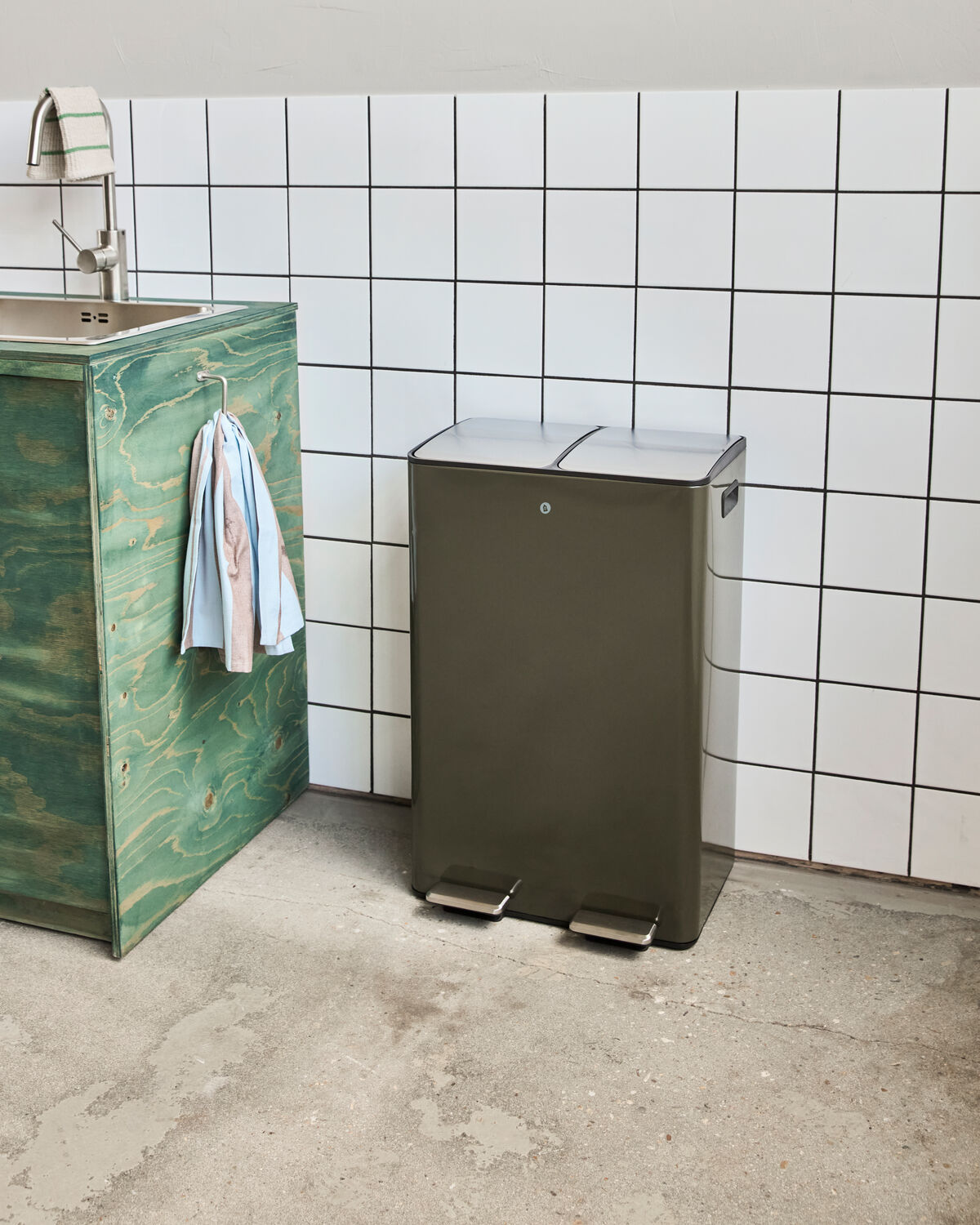 Eleganter Mülleimer in tiefgrün von House Doctor, ideal für modernes Wohndesign und umweltbewusste Abfalltrennung.