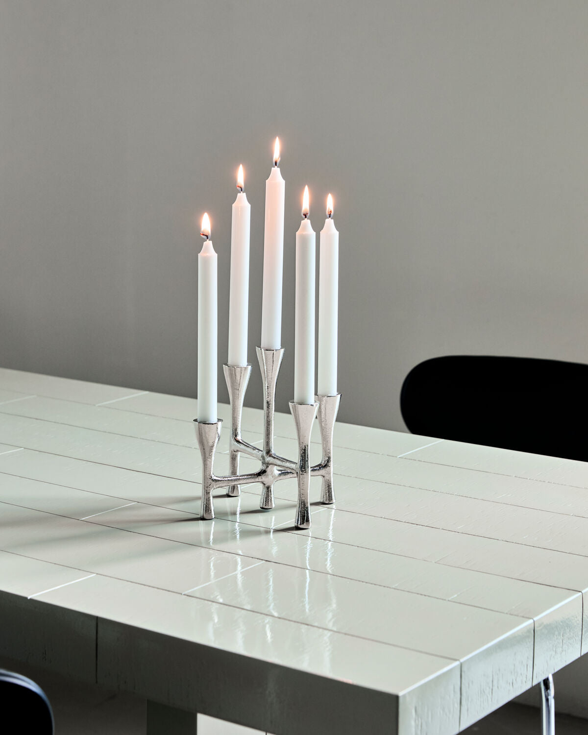 Eleganter Kerzenständer HDTristy mit glänzendem Silber-Finish, ideal für stilvolle Tischdekoration und stimmungsvolle Beleuchtung.
