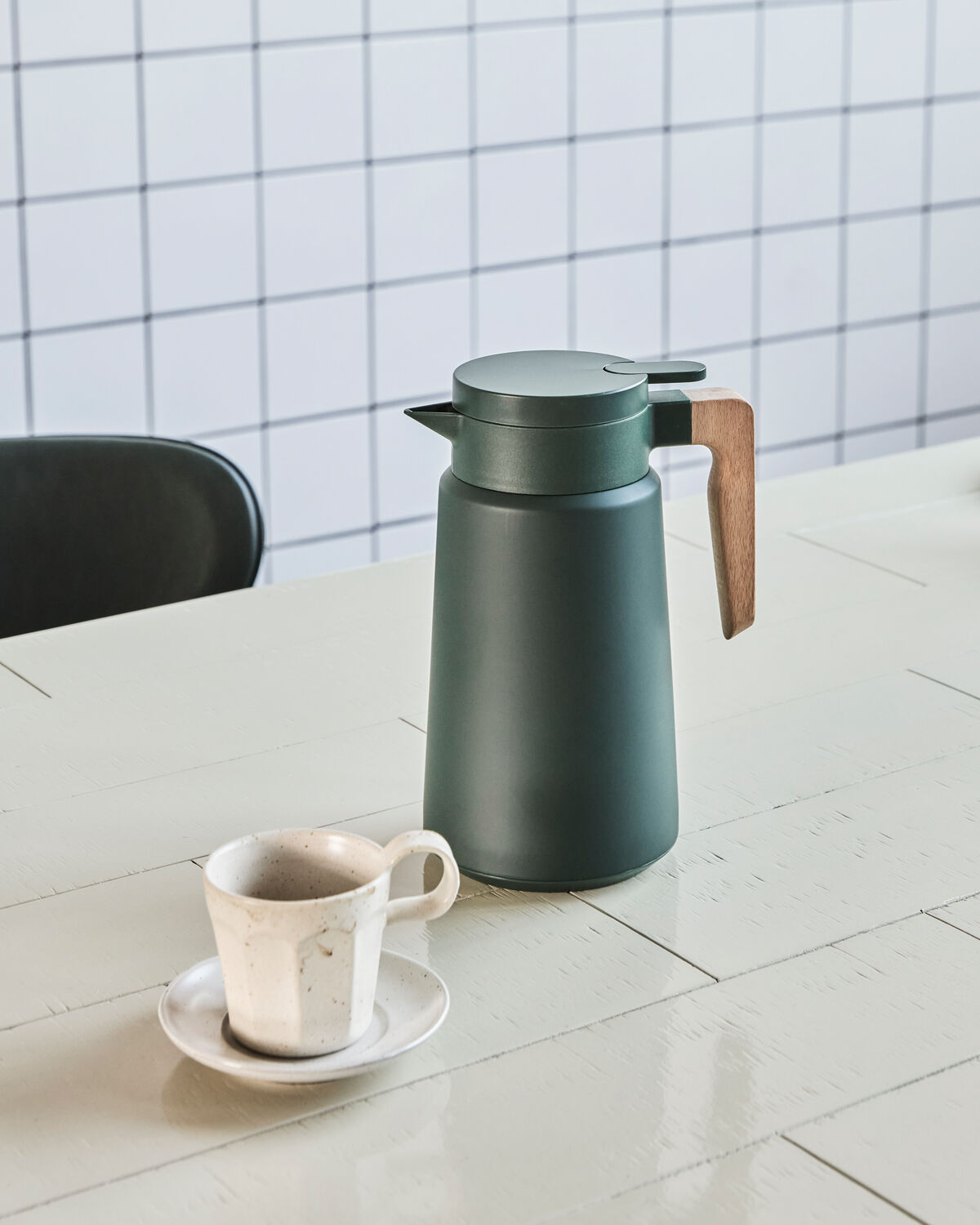 Elegante dunkelgrüne Thermoskanne HDCole von House Doctor, ideal für heiße und kalte Getränke, stilvoll und funktional.