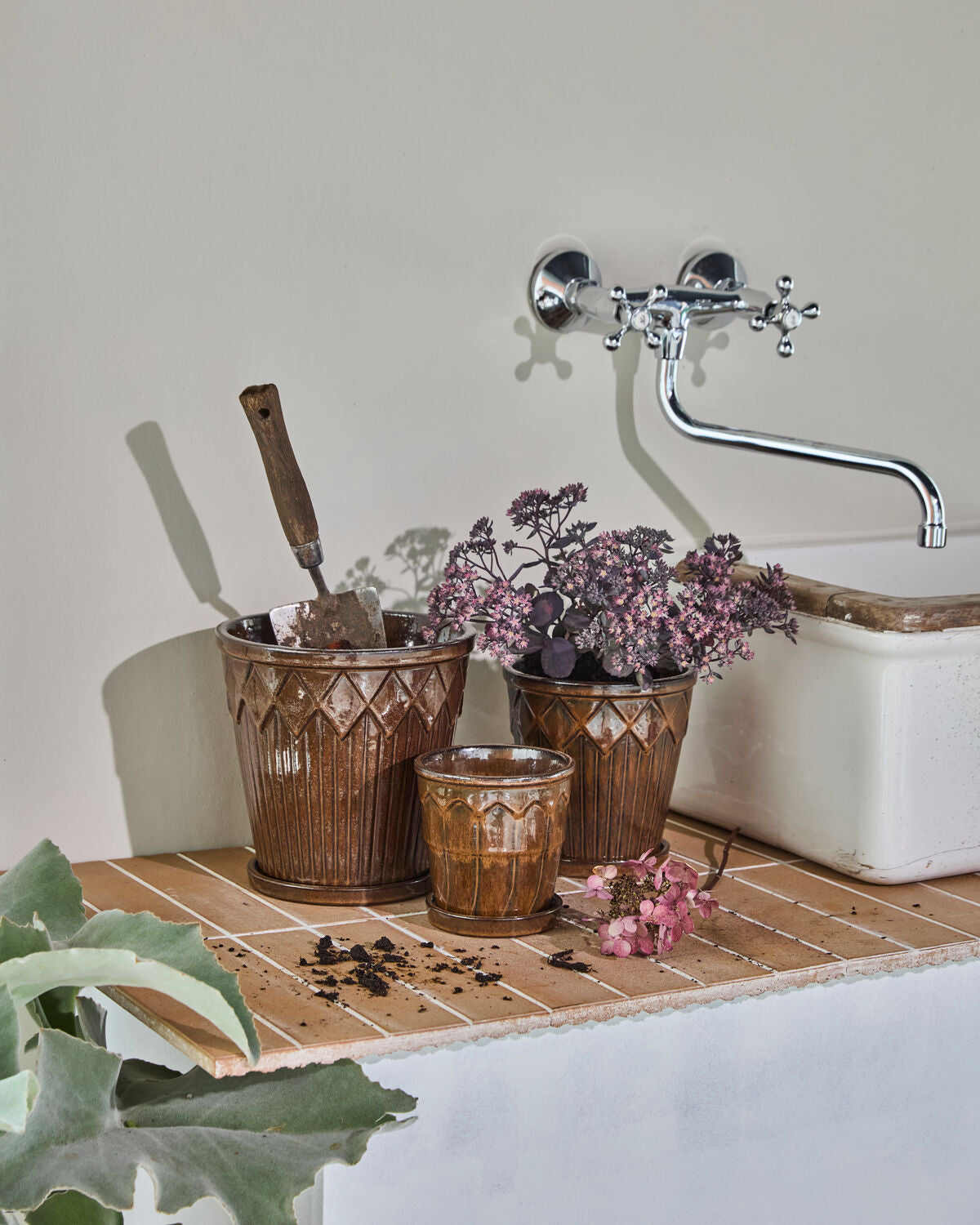 Eleganter brauner Blumentopf HDCora von House Doctor, ideal für stilvolle Pflanzenpräsentation in jedem Raum.