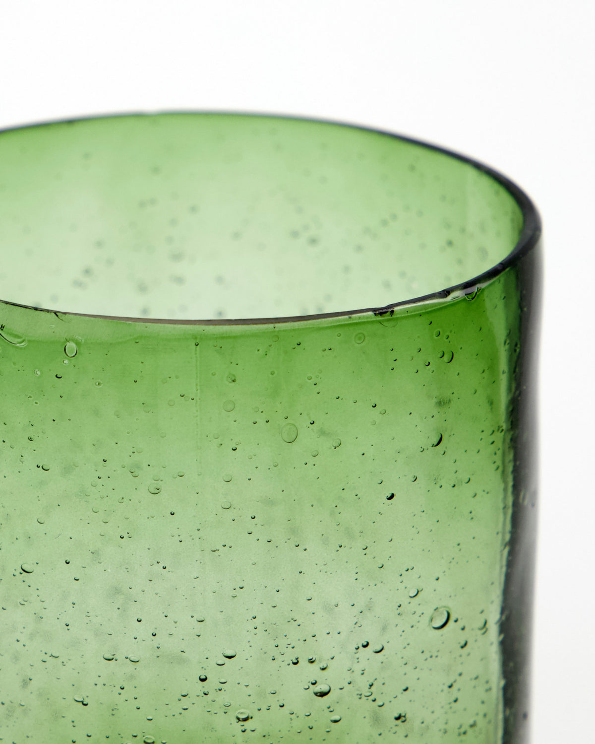 Grüner Zahnputzbecher HDWah aus Glas mit unebener Oberfläche und feinen Luftbläschen