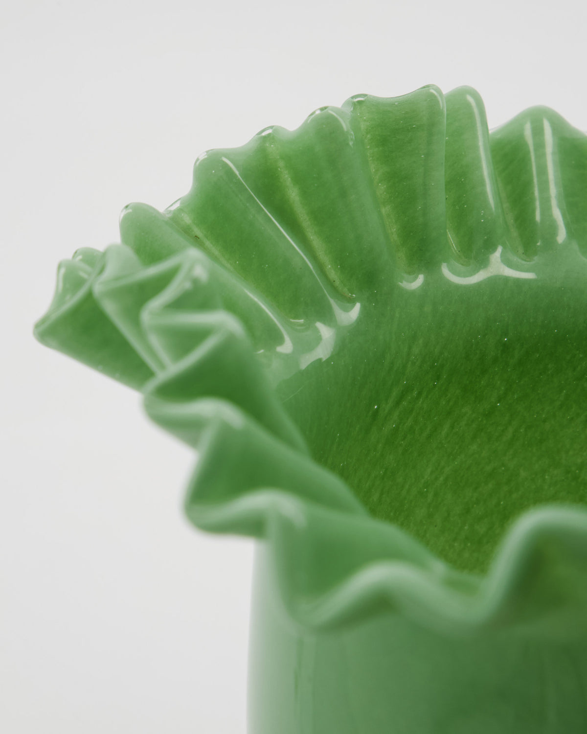 Grüne Vase HDFlee aus Glas mit glatter Oberfläche und gewelltem Rand