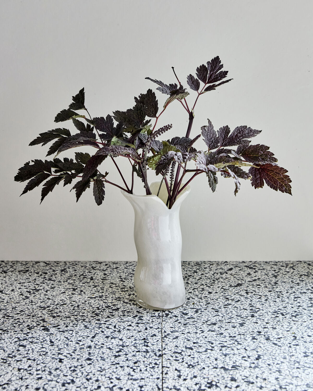 Elegante Off-White Vase HDCuff von House Doctor, ideal für stilvolle Blumenarrangements und moderne Wohnakzente.