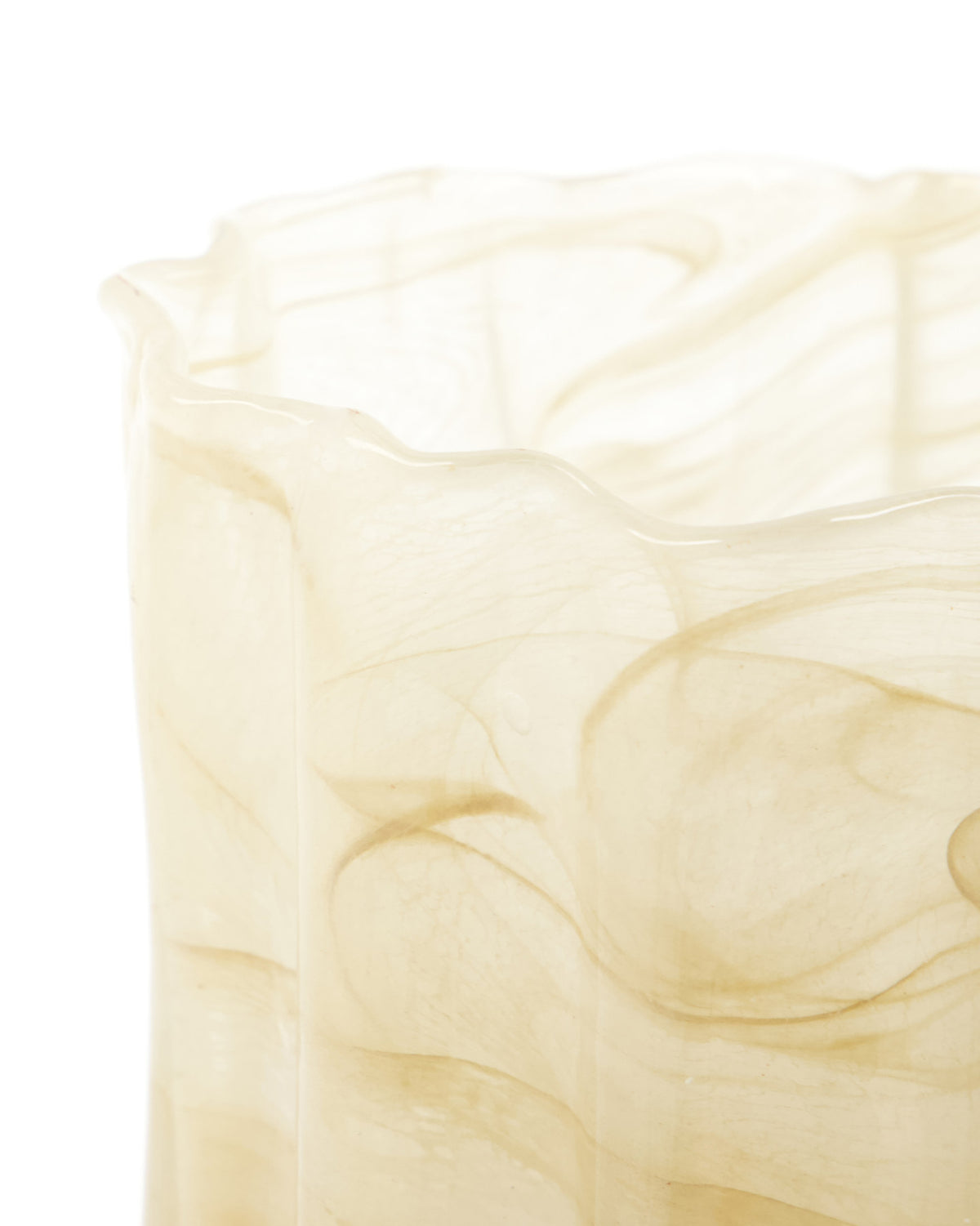 Zwei beige Teelichthalter HDCurl aus marmoriertem Glas mit gerillter, organischer Form