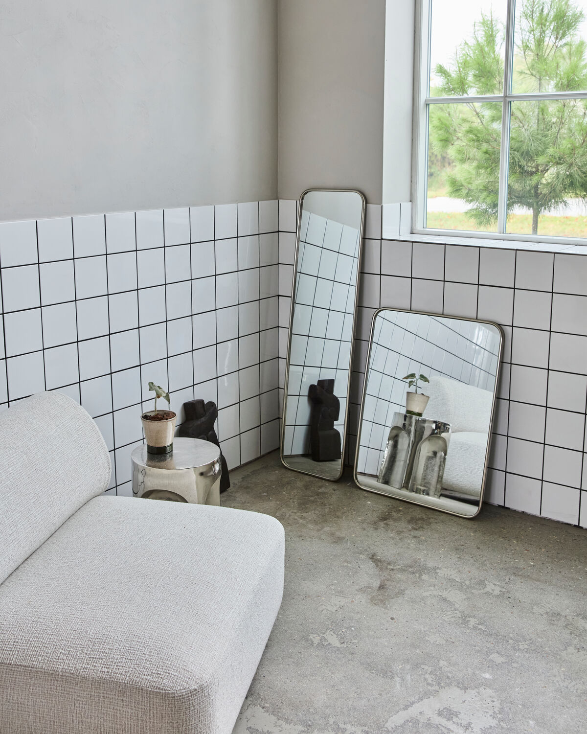 Moderner Wandspiegel in gebürstetem Silber von House Doctor, perfekt für eine stilvolle Akzentuierung in jedem Raum.