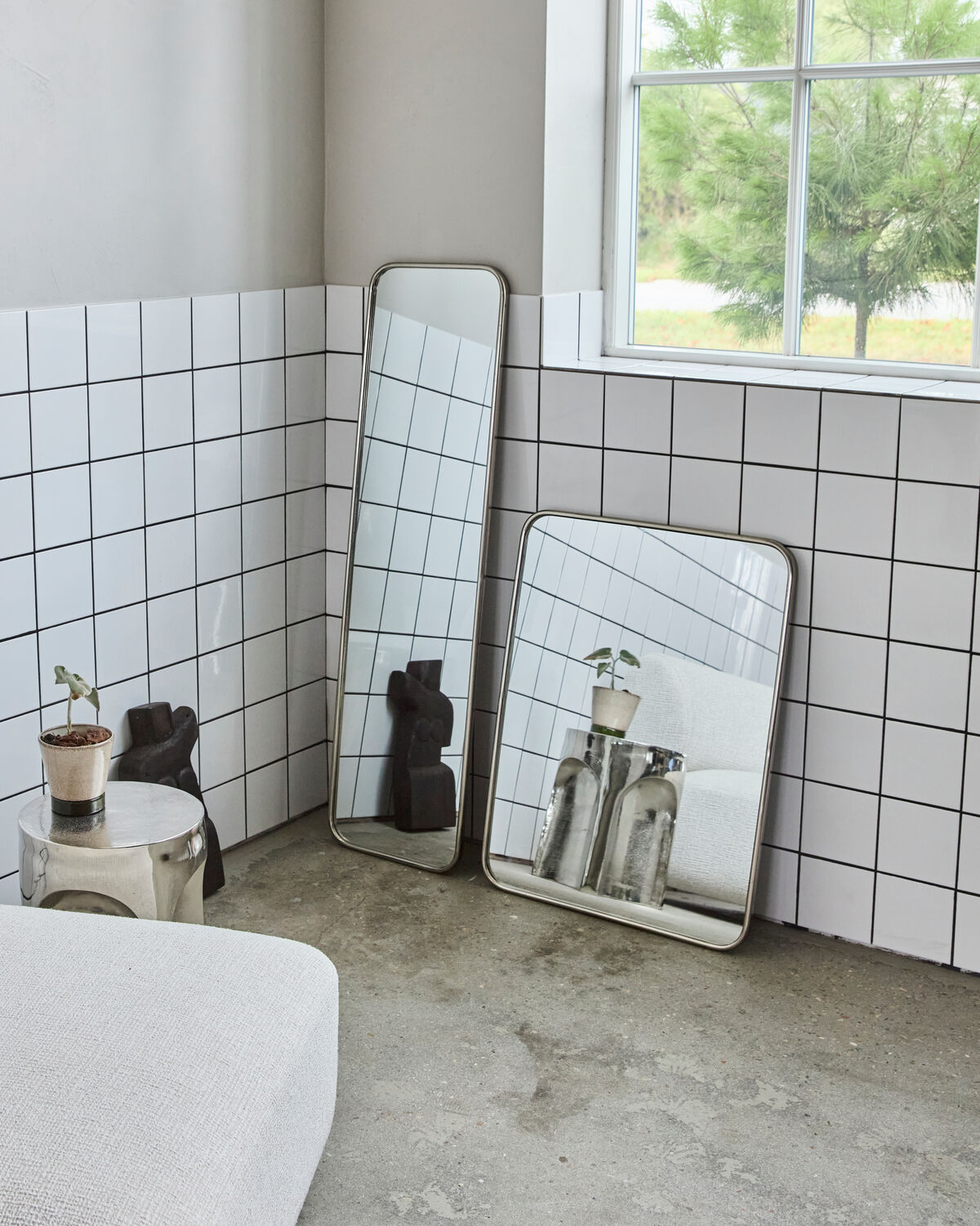 Stilvoller Wandspiegel in gebürstetem Silber von House Doctor, perfekt für moderne Innenräume und zur Aufhellung dunkler Ecken.