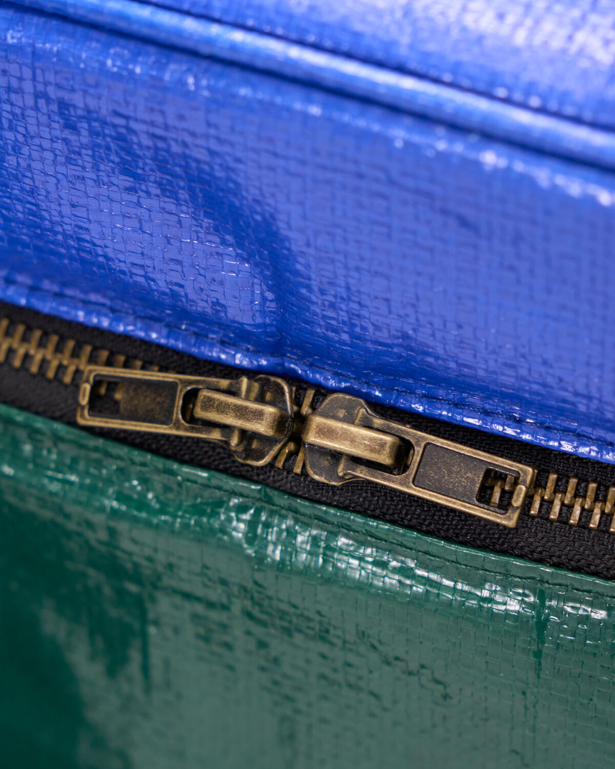 Moderne Kühltasche in eleganten Dunkelgrün- und Blautönen von House Doctor, perfekt für Ausflüge und um Getränke kühl zu halten.