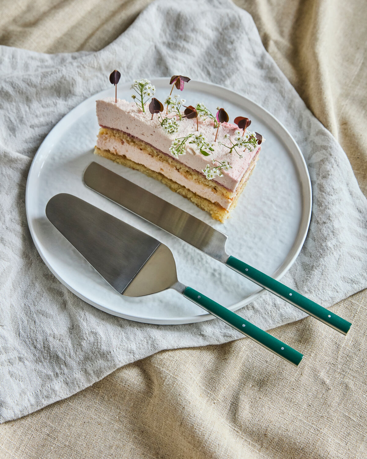 Eleganter Tortenheber in Dunkelgrün von House Doctor, ideal für stilvolles Servieren von Torten und Kuchen. Perfekt für jede Küche.