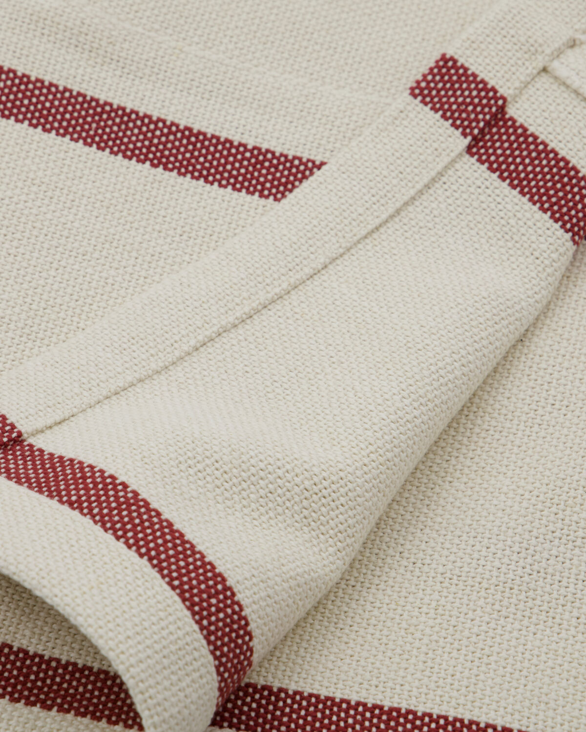 Elegante Tagesdecke in zartem Off-White von House Doctor, ideal für gemütliche Akzente in jedem Raum.