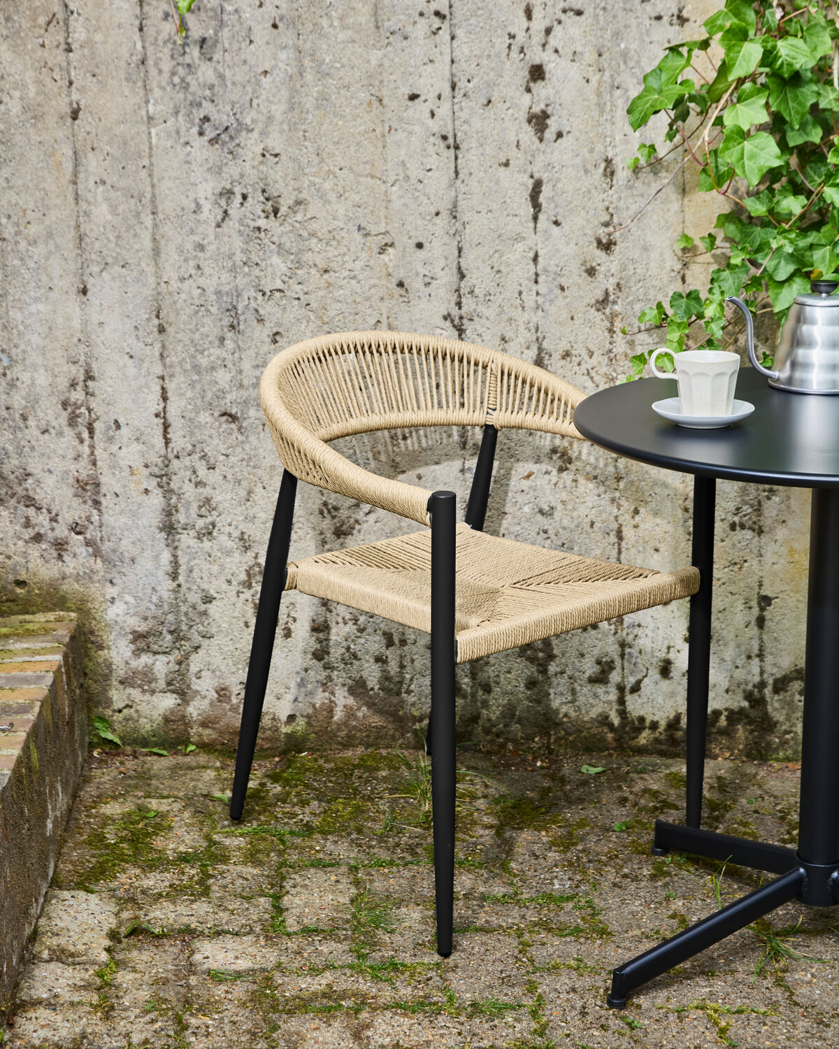 Eleganter Gartenstuhl HDCoon von House Doctor in natürlichem Schwarz, ideal für stilvolle Outdoor-Bereiche und entspannte Momente im Freien.