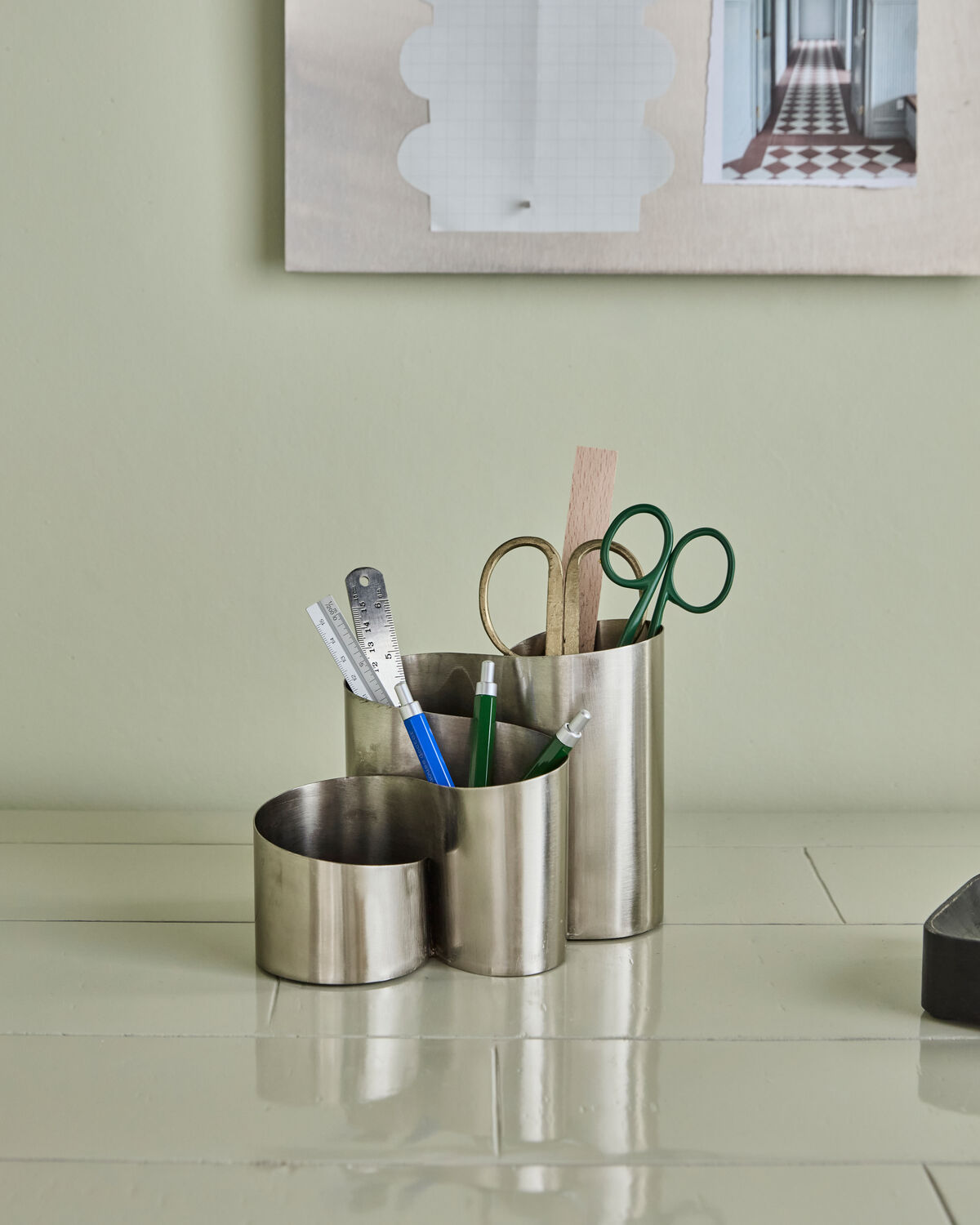 Eleganter Organizer HDCurve mit silbernem Finish, ideal für die stilvolle Aufbewahrung von Büromaterialien im modernen Büro.