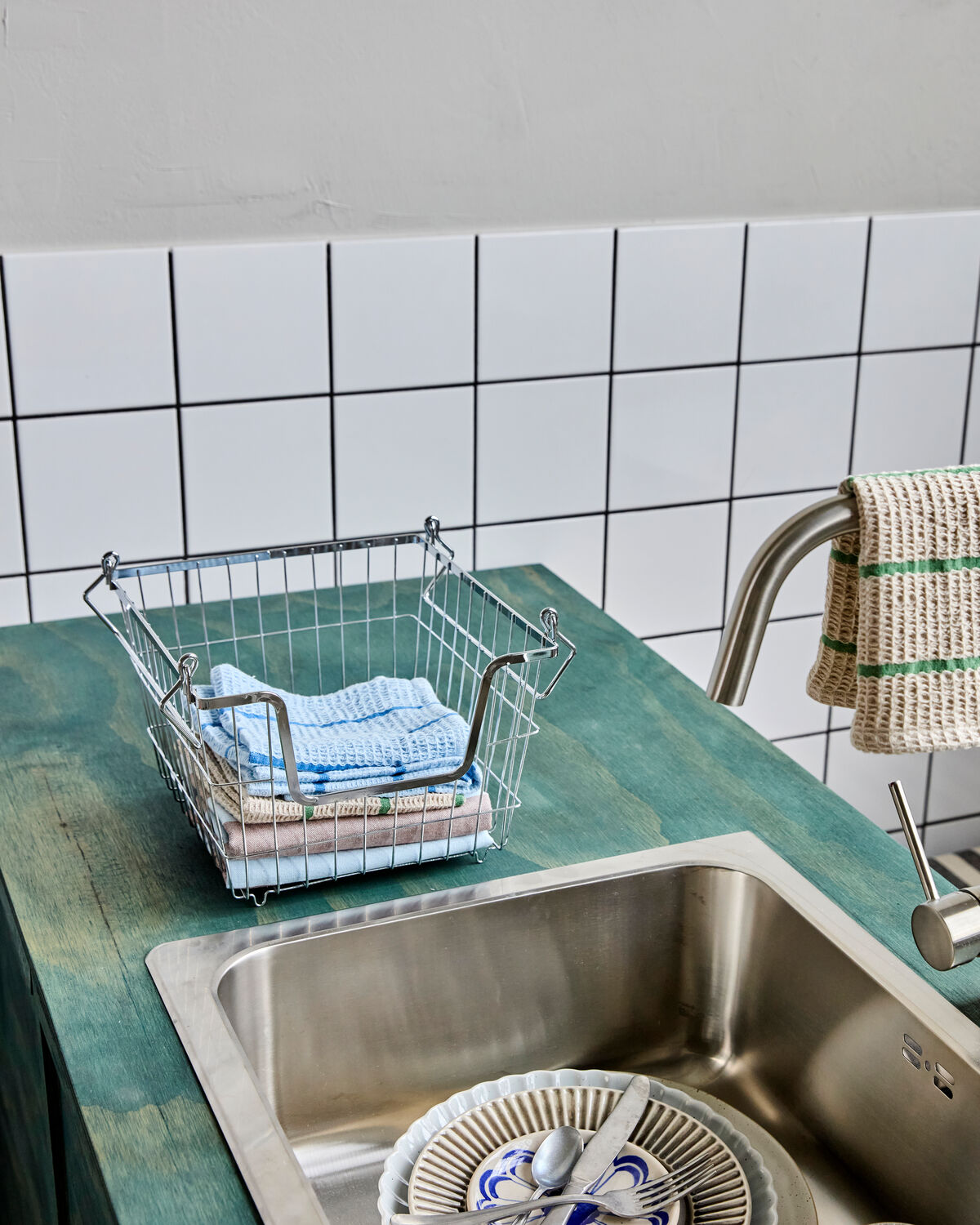 Eleganter Aufbewahrungsbehälter HDTaw von House Doctor in modernem Chrome-Finish, ideal für stilvolle Organisation und Dekoration.