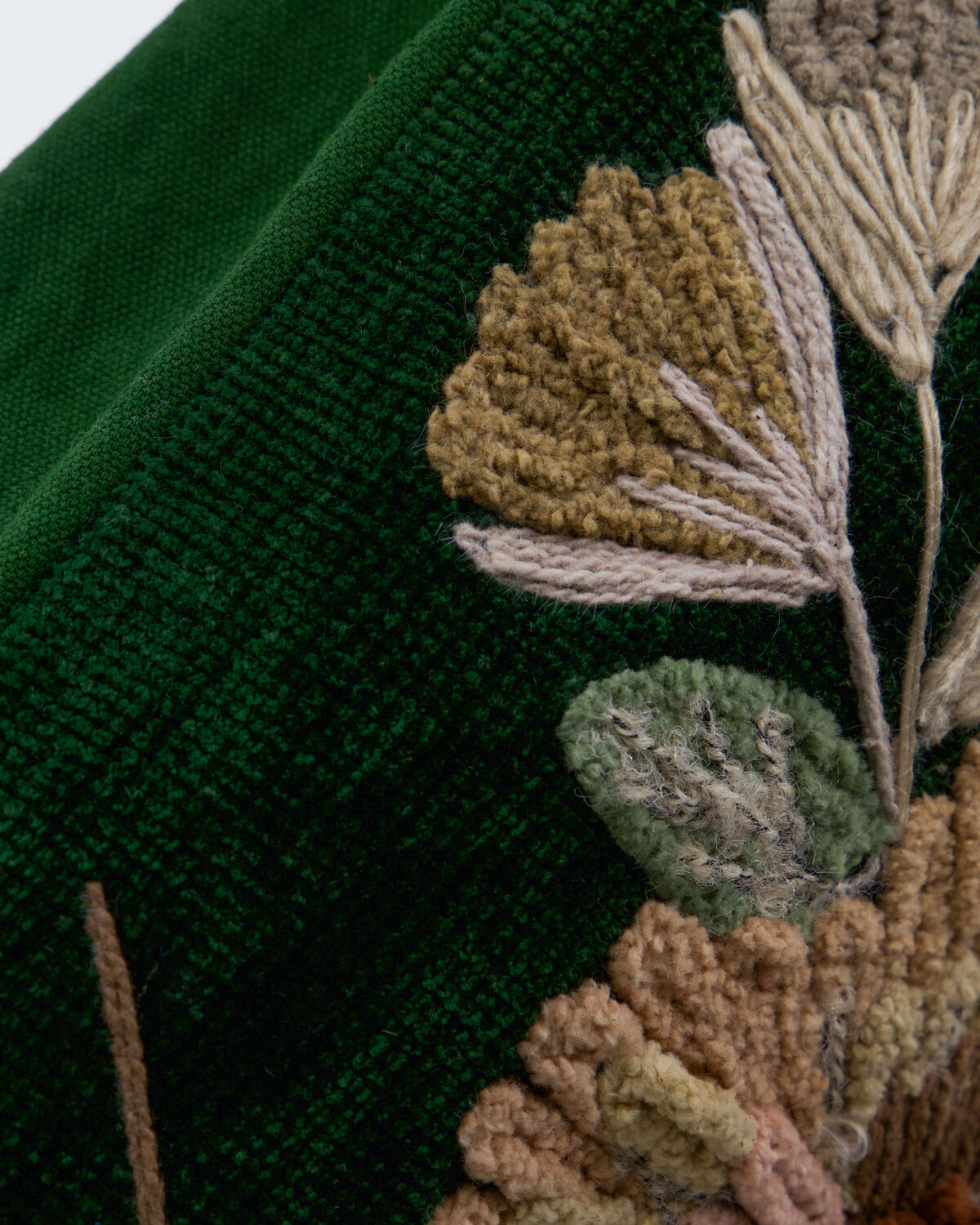 Stilvoller Kissenbezug HDBota in zartem Grün mit floralem Rosendesign, perfekt für eine harmonische und einladende Wohnatmosphäre.