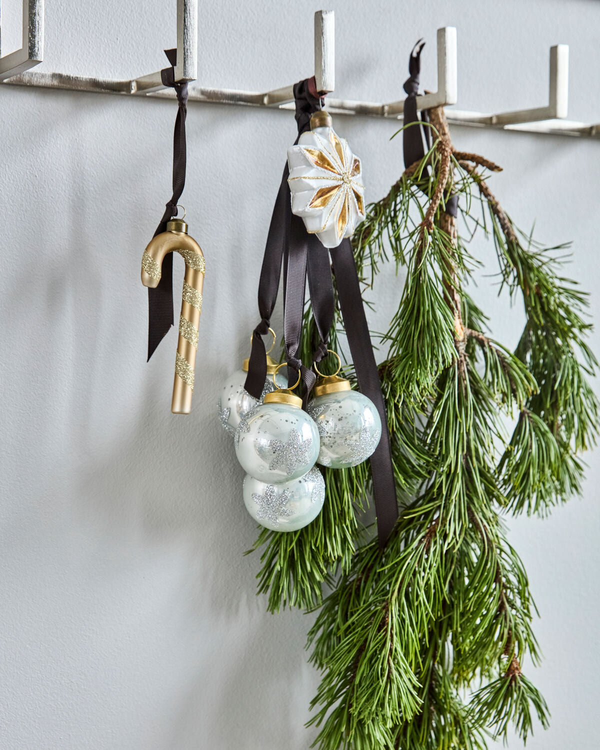 Eleganter, hellblauer Weihnachtsschmuck von House Doctor, ideal für festliche Dekoration und stimmungsvolle Akzente in Ihrem Zuhause.