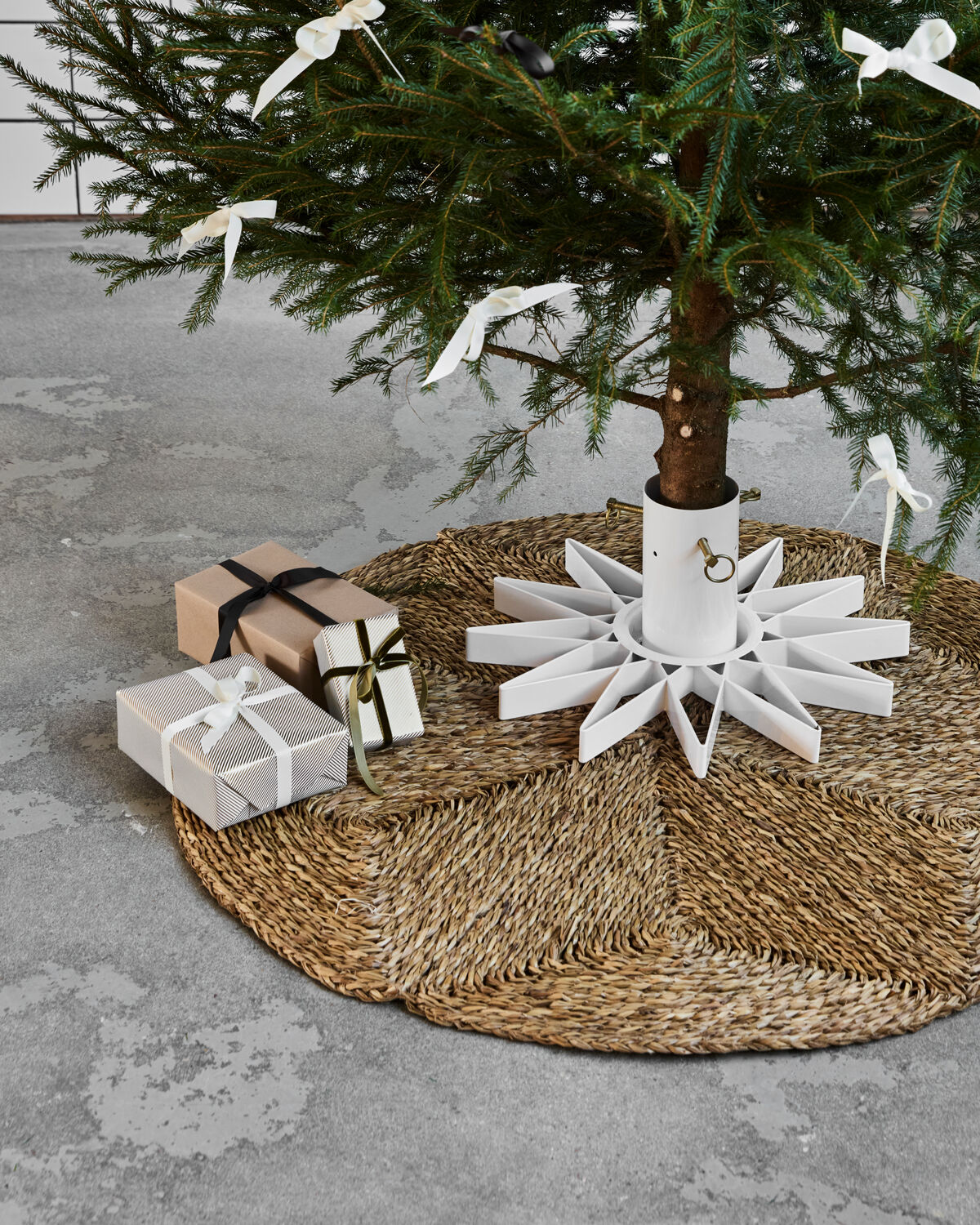 Eleganter weißer Weihnachtsbaumständer HDStar von House Doctor, ideal für festliche Dekoration und stabilen Halt Ihres Weihnachtsbaums.