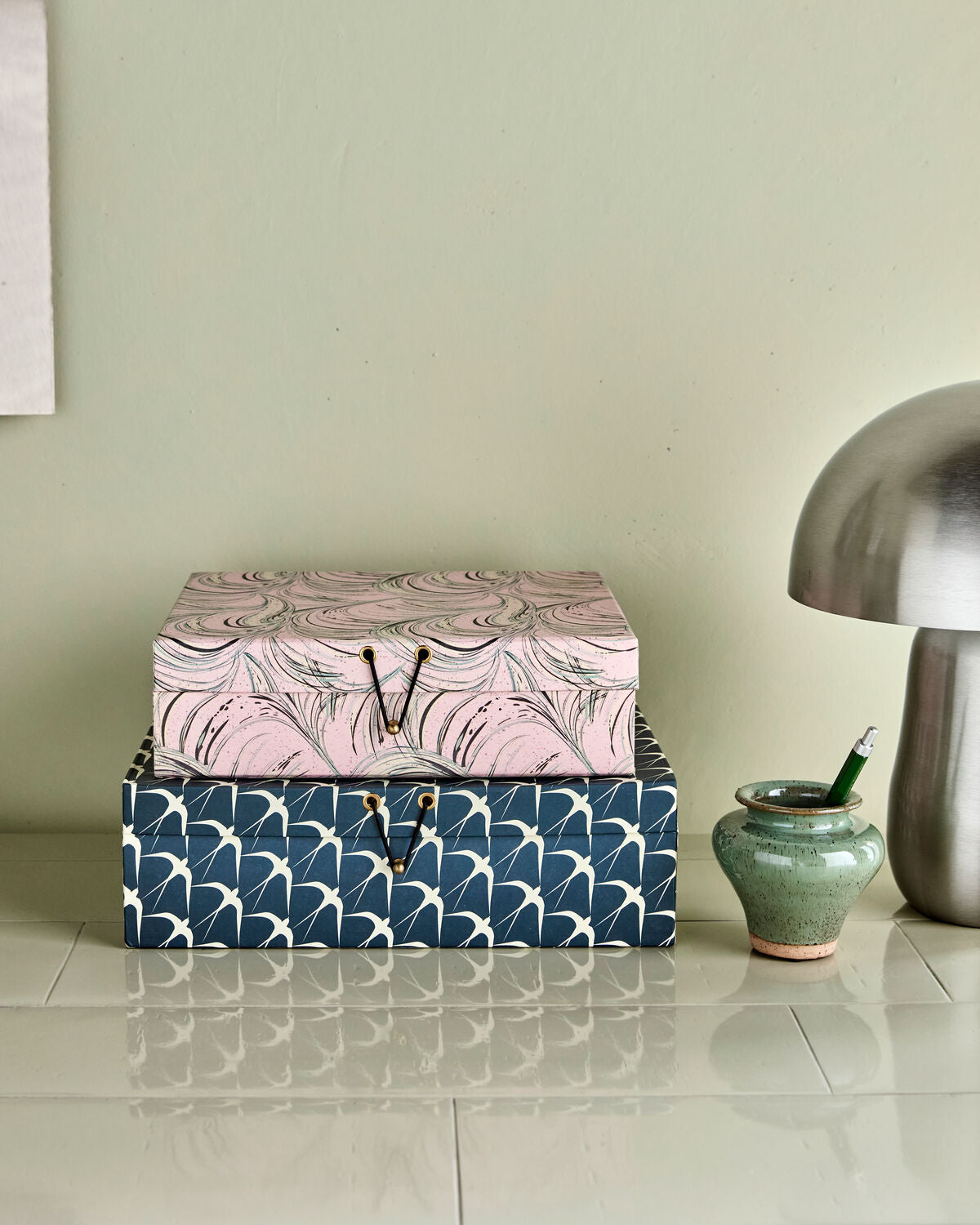 Elegante Aufbewahrungsschachteln in Rosa und Dunkelgrau von House Doctor, ideal für stilvolle Organisation und Dekoration in jedem Raum.