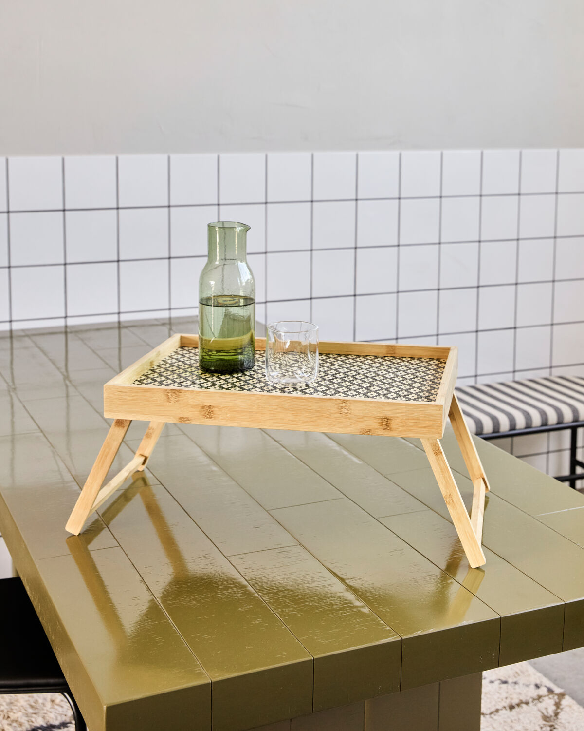 Eleganter Tablett-Tisch in Schwarz und Natur von House Doctor, ideal für stilvolle Akzente in jedem Wohnraum.