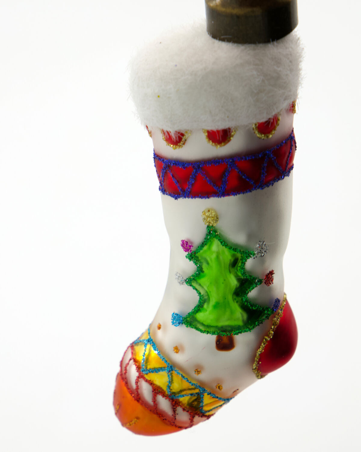 Eleganter Weihnachtsschmuck in strahlendem Weiß und lebhaftem Rot von House Doctor, perfekt für eine festliche Atmosphäre in der Weihnachtszeit.