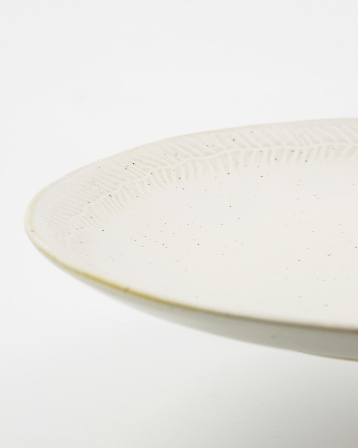 Runde Teller HDServe in Off-White aus Steingut mit gesprenkelter Glasur und glatter Oberfläche