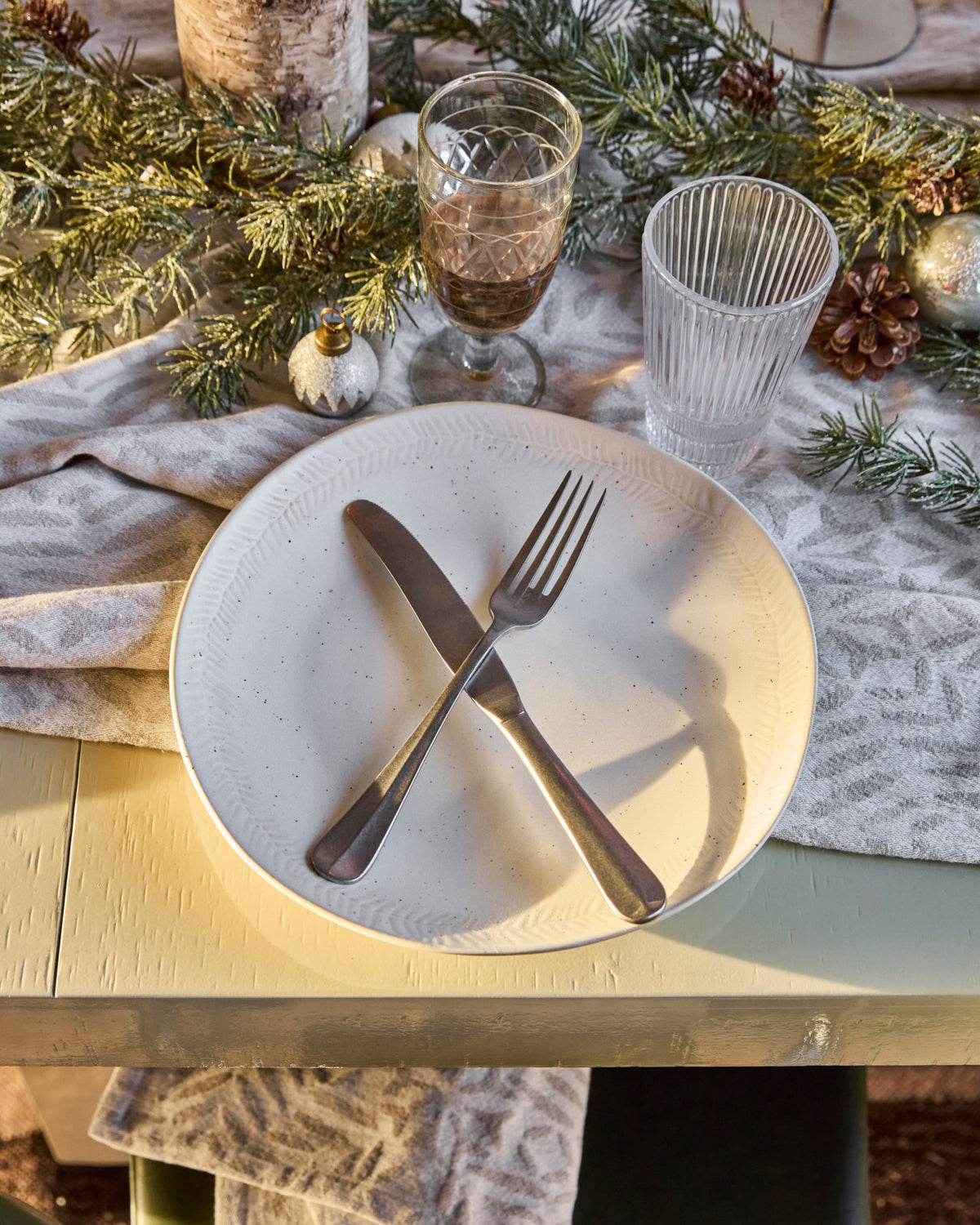 Runde Teller HDServe in Off-White aus Steingut mit gesprenkelter Glasur und glatter Oberfläche