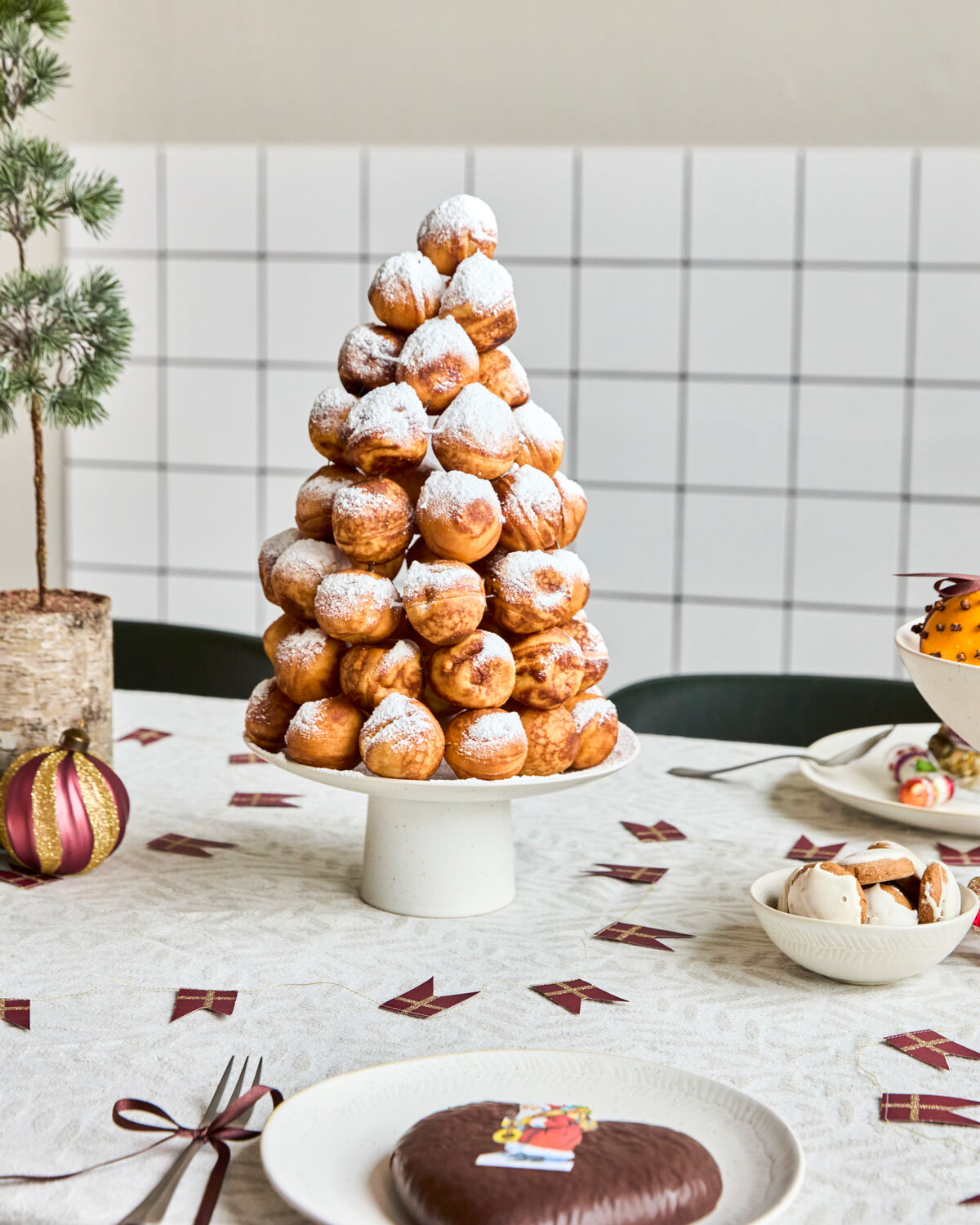 Eleganter Kuchenteller in Off-White von House Doctor, ideal für stilvolle Desserts und besondere Anlässe.