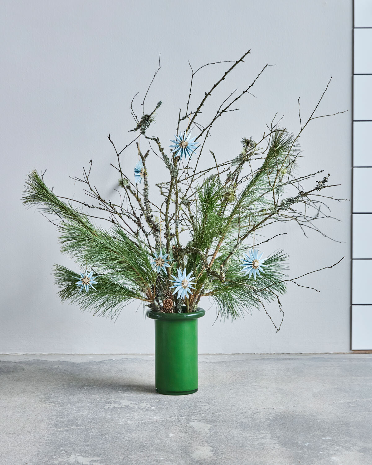 Eleganter, hellblauer Weihnachtsschmuck von House Doctor, ideal für festliche Dekoration und stimmungsvolle Akzente in Ihrem Zuhause.