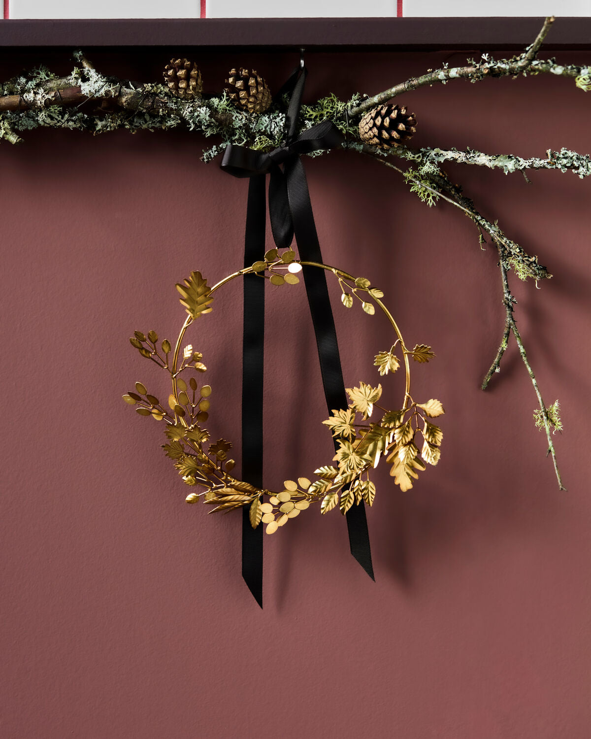 Eleganter Kranz in antikem Gold von House Doctor, ideal für festliche Dekoration und Weihnachtszauber. Perfekt für Ihr Zuhause.